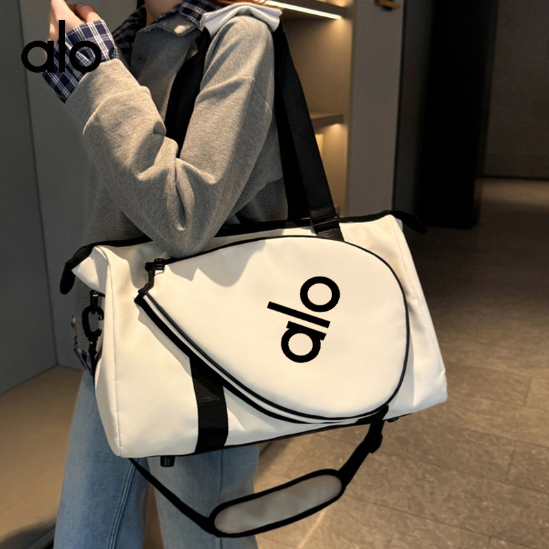 ALO YOGA💰78💎支持一件代发
aloyoga 大容量手提单肩旅行袋网球包时尚运动健身包
【品牌】ALO 
【款号】STB336
【面料】牛津布
【颜色】黑色，米白色
【尺码】均码
 专柜同款品质，厂家直销，货源充足，售后保障