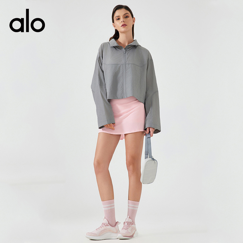 ALO YOGA 💰118💎支持一件代发
aloyoga 夏季轻薄速干透气可隐藏连帽风衣短款宽松外套
【品牌】AlO
【款号】D25006
【面料】尼龙
【颜色】草莓奶昔粉，风车浅蓝，白色，银石灰，黑色
【尺码】2/4，6/8，10/12
 专柜同款品质，厂家直销，货源充足，售后保障