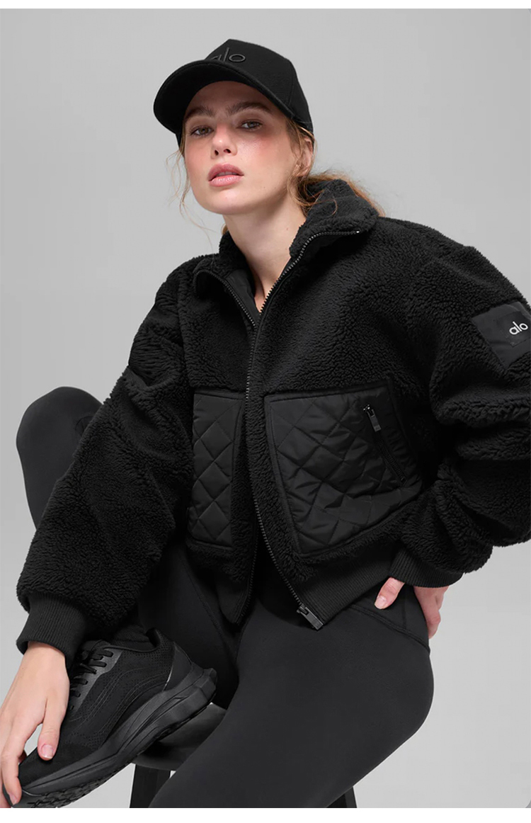 ALO YOGA 💰228💎支持一件代发
aloyoga 羊羔毛立领拉链短外套加绒保暖运动休闲上衣
【品牌】AlO
【款号】WT80004
【面料】毛混纺/氨纶
【颜色】白色，黑色
【尺码】S，M，L
 专柜同款品质，厂家直销，货源充足，售后保障