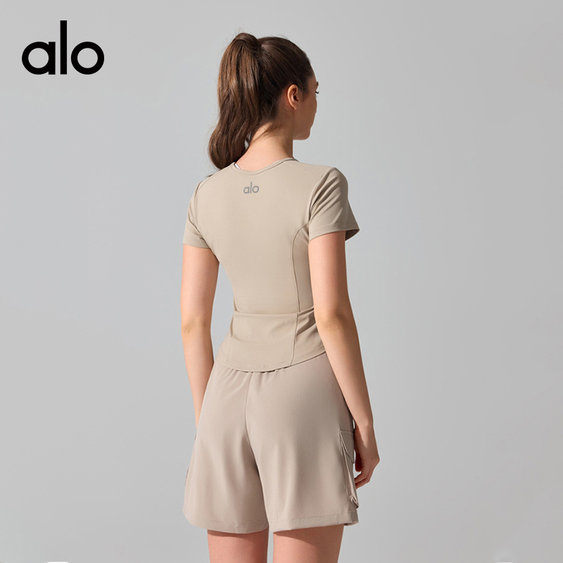 ALO YOGA 💰73💎支持一件代发
aloyoga 裸感修身显瘦瑜伽股上衣户外跑步速干透气短袖
【品牌】AlO
【款号】YD413
【面料】锦纶/氨纶
【颜色】卡其色，奶昔色，海军蓝，咖啡色
【尺码】S，M，L，XL
 专柜同款品质，厂家直销，货源充足，售后保障