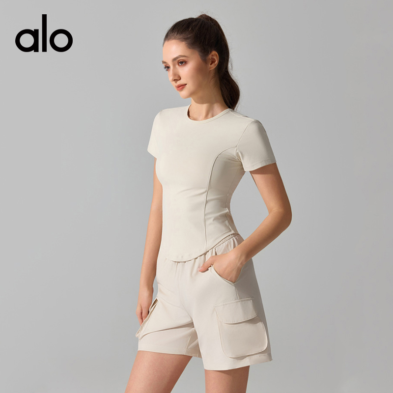 ALO YOGA 💰73💎支持一件代发
aloyoga 裸感修身显瘦瑜伽股上衣户外跑步速干透气短袖
【品牌】AlO
【款号】YD413
【面料】锦纶/氨纶
【颜色】卡其色，奶昔色，海军蓝，咖啡色
【尺码】S，M，L，XL
 专柜同款品质，厂家直销，货源充足，售后保障