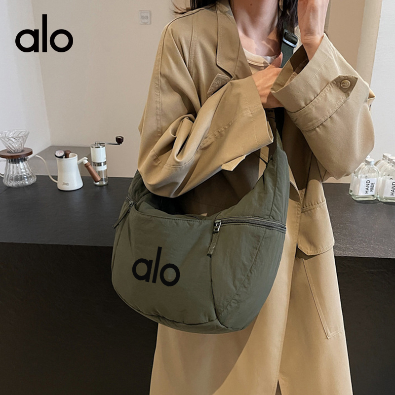 ALOYOGA 💰78💎支持一件代发
aloyoga 大容量牛角包通勤尼龙布包休闲斜挎单肩包
【品牌】AlO
【款号】STB3105
【面料】尼龙
【颜色】绿色，卡其色，黑色，深蓝色，浅粉色，米白色
【尺码】均码
 专柜同款品质，厂家直销，货源充足，售后保障