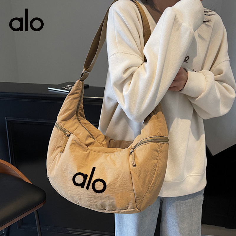 ALOYOGA 💰78💎支持一件代发
aloyoga 大容量牛角包通勤尼龙布包休闲斜挎单肩包
【品牌】AlO
【款号】STB3105
【面料】尼龙
【颜色】绿色，卡其色，黑色，深蓝色，浅粉色，米白色
【尺码】均码
 专柜同款品质，厂家直销，货源充足，售后保障