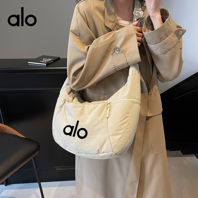 ALOYOGA 💰78💎支持一件代发
aloyoga 大容量牛角包通勤尼龙布包休闲斜挎单肩包
【品牌】AlO
【款号】STB3105
【面料】尼龙
【颜色】绿色，卡其色，黑色，深蓝色，浅粉色，米白色
【尺码】均码
 专柜同款品质，厂家直销，货源充足，售后保障