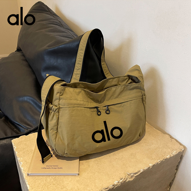 ALOYOGA 💰78💎支持一件代发
aloyoga 防水大容量斜挎包百搭休闲轻便运动风单肩包
【品牌】AlO
【款号】STB3039
【面料】尼龙
【颜色】绿色，卡其色，黑色，米白色
【尺码】均码
 专柜同款品质，厂家直销，货源充足，售后保障