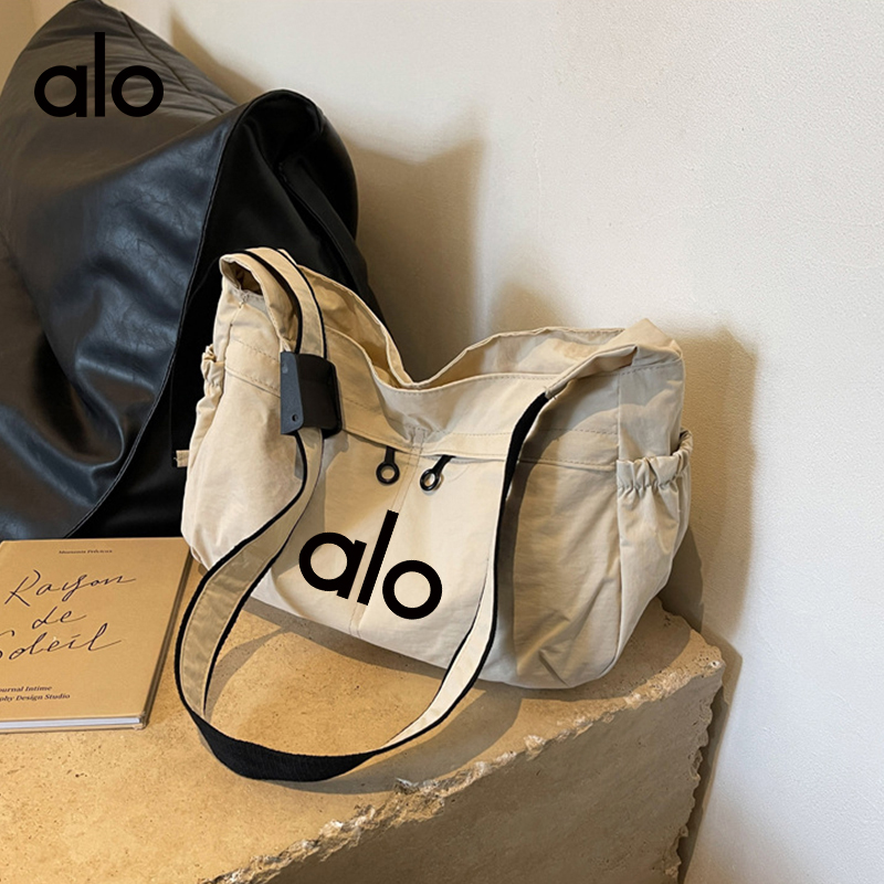 ALOYOGA 💰78💎支持一件代发
aloyoga 防水大容量斜挎包百搭休闲轻便运动风单肩包
【品牌】AlO
【款号】STB3039
【面料】尼龙
【颜色】绿色，卡其色，黑色，米白色
【尺码】均码
 专柜同款品质，厂家直销，货源充足，售后保障