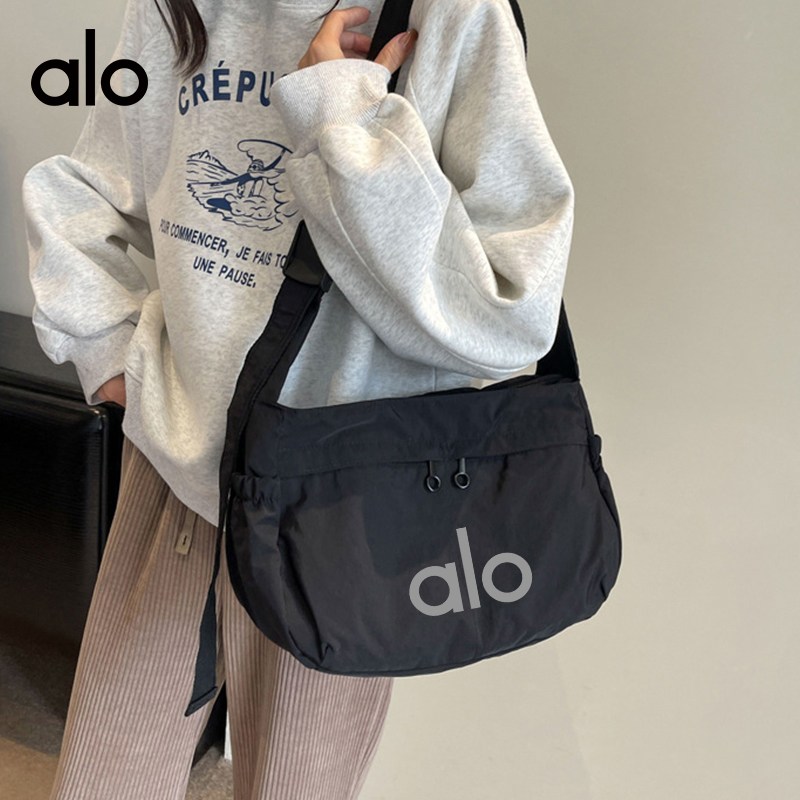 ALOYOGA 💰78💎支持一件代发
aloyoga 防水大容量斜挎包百搭休闲轻便运动风单肩包
【品牌】AlO
【款号】STB3039
【面料】尼龙
【颜色】绿色，卡其色，黑色，米白色
【尺码】均码
 专柜同款品质，厂家直销，货源充足，售后保障