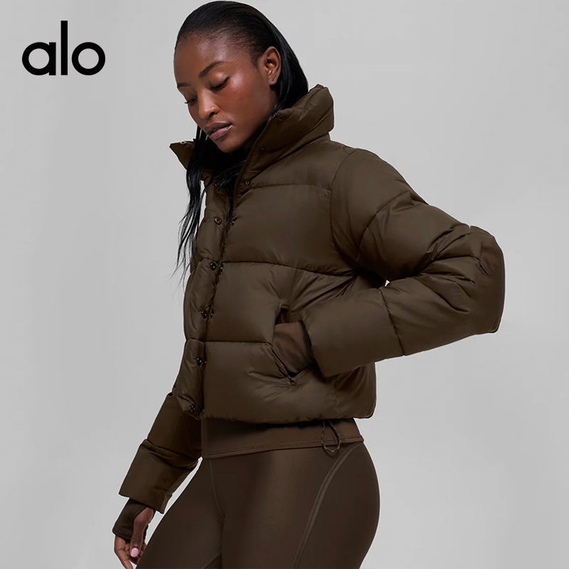 ALO YOGA💰288💎支持一件代发
aloyoga 休闲立领羽绒棉保暖短款百搭经典夹克外套
【品牌】ALO 
【款号】WT80008
【面料】羽绒棉
【颜色】深棕色，黑色，天蓝色
【尺码】S，M，L
 专柜同款品质，厂家直销，货源充足，售后保障