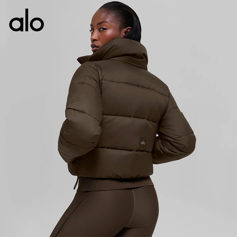 ALO YOGA💰288💎支持一件代发
aloyoga 休闲立领羽绒棉保暖短款百搭经典夹克外套
【品牌】ALO 
【款号】WT80008
【面料】羽绒棉
【颜色】深棕色，黑色，天蓝色
【尺码】S，M，L
 专柜同款品质，厂家直销，货源充足，售后保障