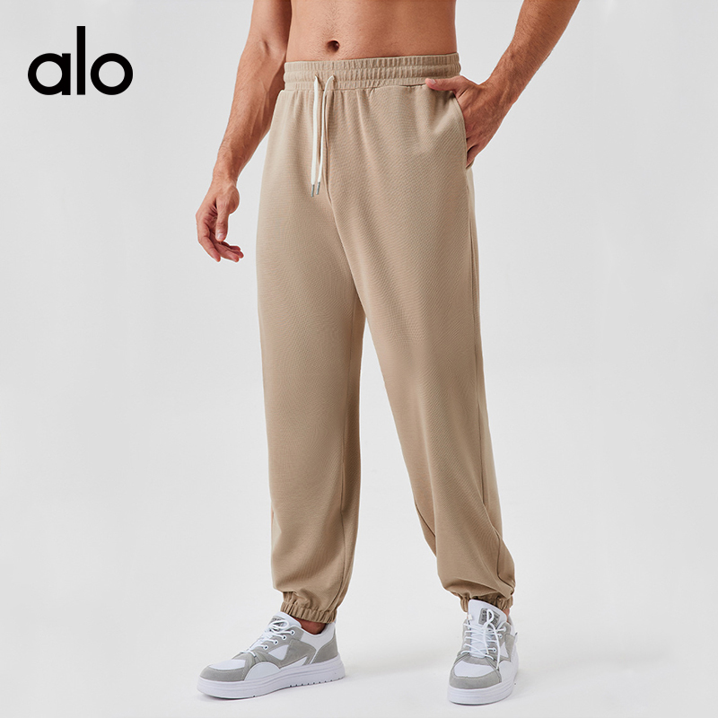 ALO YOGA💰103💎支持一件代发
aloyoga 男士运动长裤宽松运动休闲卫裤跑步训练健身裤
【品牌】ALO 
【款号】CK41521
【面料】棉/涤纶/氨纶
【颜色】卡其棕，浅驼色，黑色，花灰色
【尺码】S，M，L，XL，XXL
 专柜同款品质，厂家直销，货源充足，售后保障