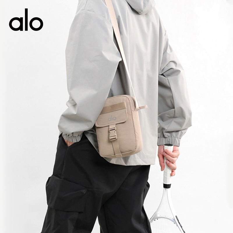 ALO YOGA 💰78💎支持一件代发
aloyoga 休闲百搭工装风斜挎包迷你马卡龙单肩包
【品牌】AlO
【款号】STB24948
【面料】牛津纺/内衬/涤纶
【颜色】华丽黄，卡其色，深空灰，水蓝色，松花绿，土绿色，乌黑色
【尺码】均码
 专柜同款品质，厂家直销，货源充足，售后保障