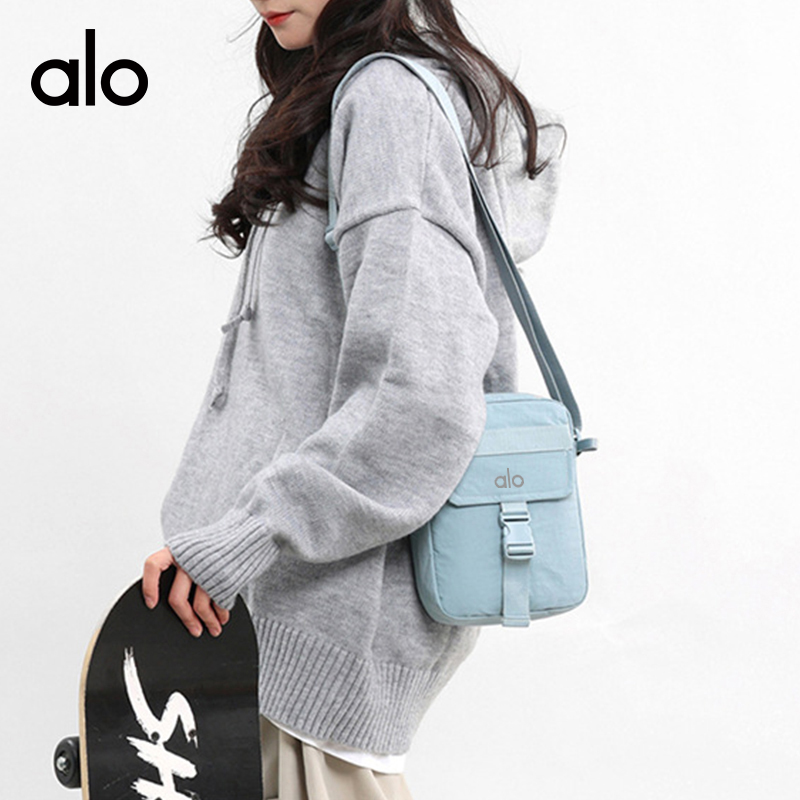 ALO YOGA 💰78💎支持一件代发
aloyoga 休闲百搭工装风斜挎包迷你马卡龙单肩包
【品牌】AlO
【款号】STB24948
【面料】牛津纺/内衬/涤纶
【颜色】华丽黄，卡其色，深空灰，水蓝色，松花绿，土绿色，乌黑色
【尺码】均码
 专柜同款品质，厂家直销，货源充足，售后保障