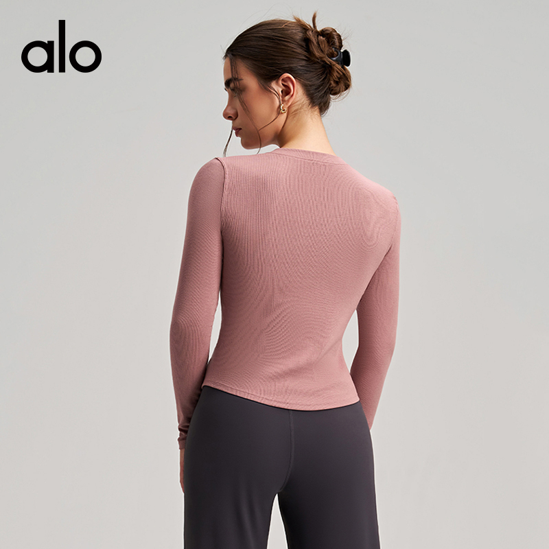 ALO YOGA💰78💎支持一件代发
aloyoga 裸感长袖上衣修身显瘦运动瑜伽服跑步健身长袖
【品牌】ALO 
【款号】CX5021
【面料】粘胶纤维/氨纶
【颜色】暮色玫瑰，浓缩咖啡，浅花灰，骨白色，时尚黑
【尺码】S，M，L，XL
 专柜同款品质，厂家直销，货源充足，售后保障