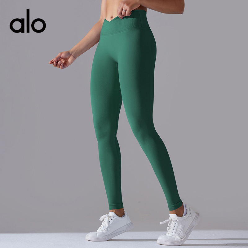 ALO YOGA💰78💎支持一件代发
aloyoga 交叉腰蜜桃提臀跑步运动紧身裤高腰无缝瑜伽裤
【品牌】ALO 
【款号】CK6627
【面料】锦纶/氨纶
【颜色】深蓝色，深咖色，深灰色，浅灰色，奶白色，墨青色，墨绿色，玫红色，蓝紫色，可可色，军绿色，酒红色，黑色，大红色，彩蓝色
【尺码】S，M，L，XL，XXL
 专柜同款品质，厂家直销，货源充足，售后保障