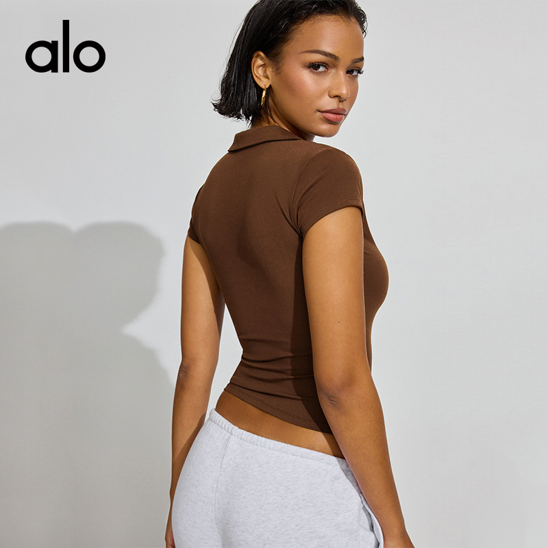 ALOYOGA 💰78💎支持一件代发
aloyoga 裸感翻领纽扣短袖紧身运动收腰百搭健身上衣
【品牌】AlO
【款号】E25T1306
【面料】聚酯纤维/氨纶
【颜色】大白色，黑色，藏蓝色，咖啡色
【尺码】S，M，L，XL
 专柜同款品质，厂家直销，货源充足，售后保障