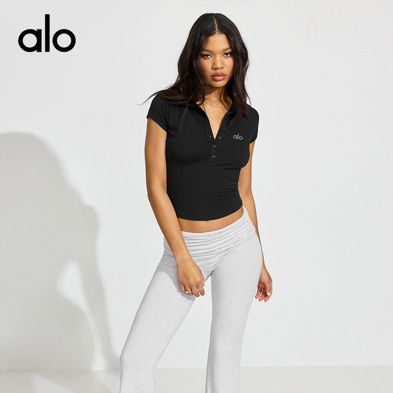 ALOYOGA 💰78💎支持一件代发
aloyoga 裸感翻领纽扣短袖紧身运动收腰百搭健身上衣
【品牌】AlO
【款号】E25T1306
【面料】聚酯纤维/氨纶
【颜色】大白色，黑色，藏蓝色，咖啡色
【尺码】S，M，L，XL
 专柜同款品质，厂家直销，货源充足，售后保障