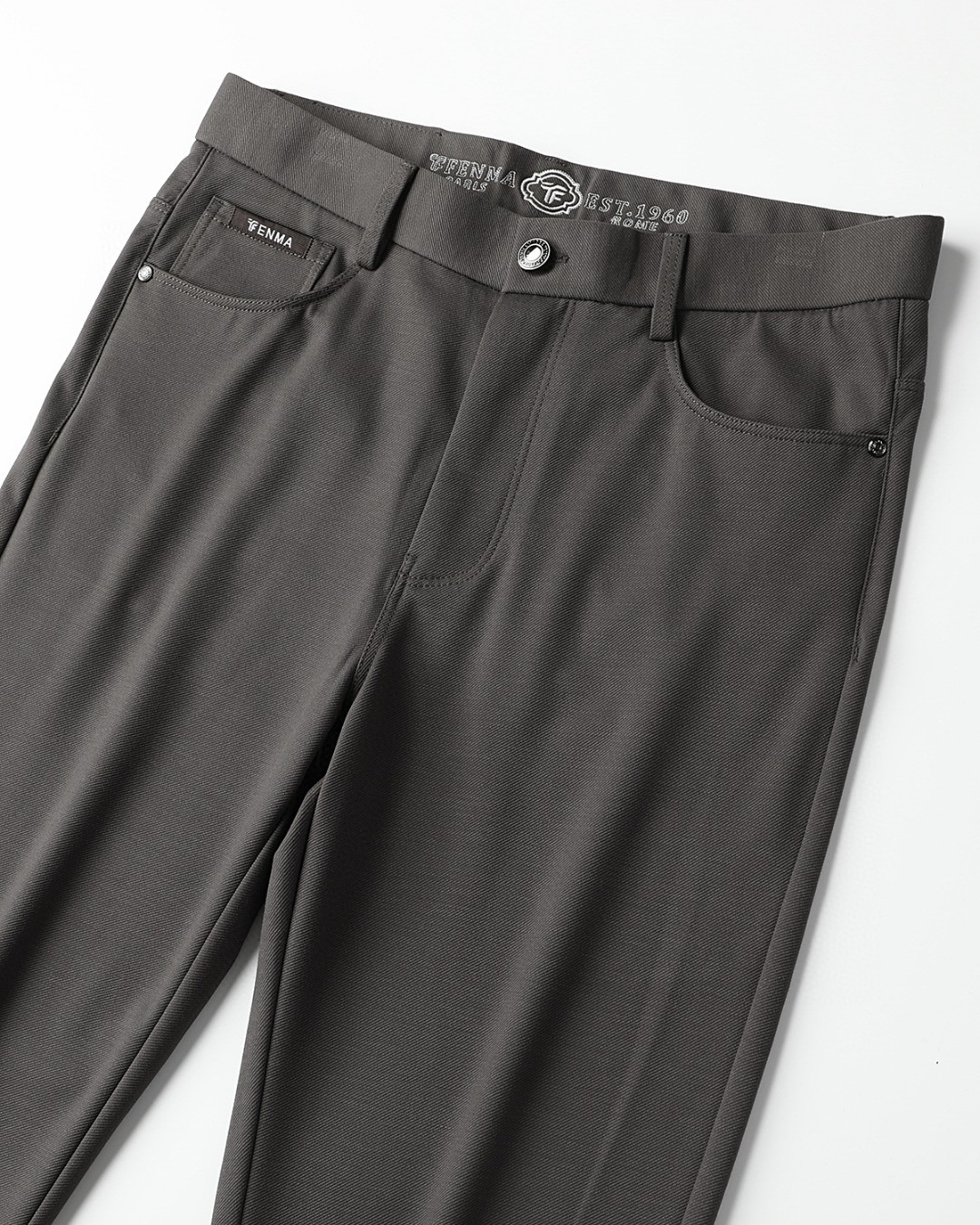 TF4ss春夏轻奢时尚定制休闲西裤简洁干练的风格精致卓越的品质男装每款的设计点跟舒适度都能做到平衡刚刚上