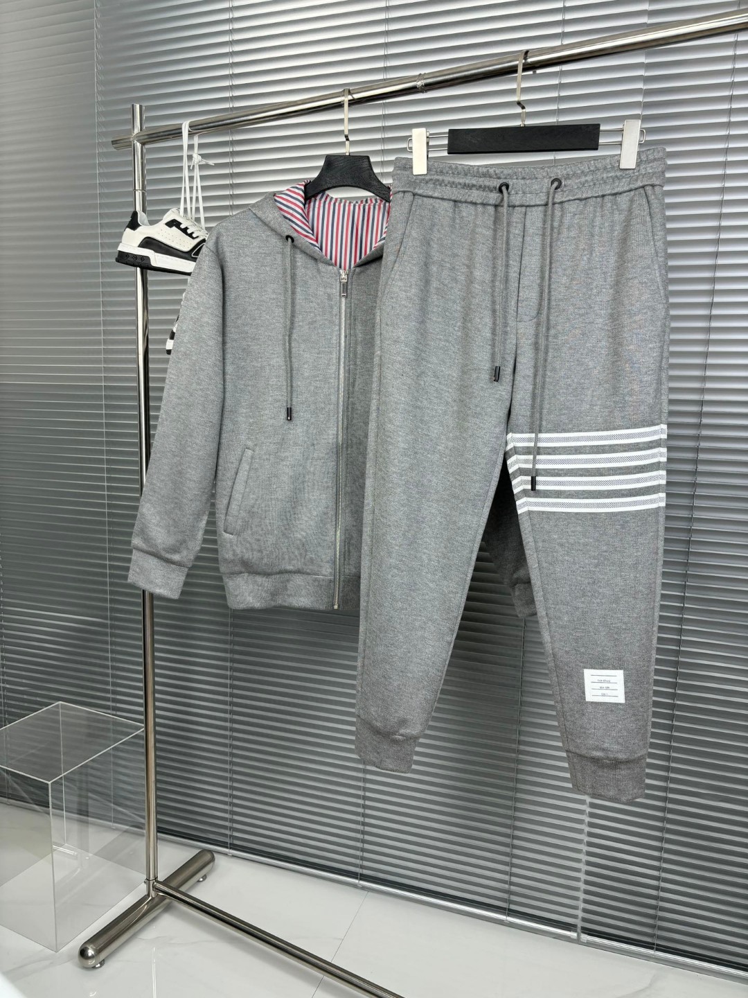 NO:125258,TB Men's Fashion Wool Set. The upper body is very effective. The real big order. The right slim fit style. The upper body is very effective. It can well reflect the slender figure of a man. This fashion appears among the stars and the fashion celebrities. Follow the trend and creates your own male charm. M-3XL,,alexander wang19860909TB 男士时尚羊毛套装 上身效果非常好真正的大货订单 恰到好处的修身版型 上身效果非常好能很棒的体现男性修长体态 这种时装在明星中们时尚大咖们中出镜高 跟随潮流时尚打造自我的男性魅力 M-3XL,,alexander wang,Men's clothing