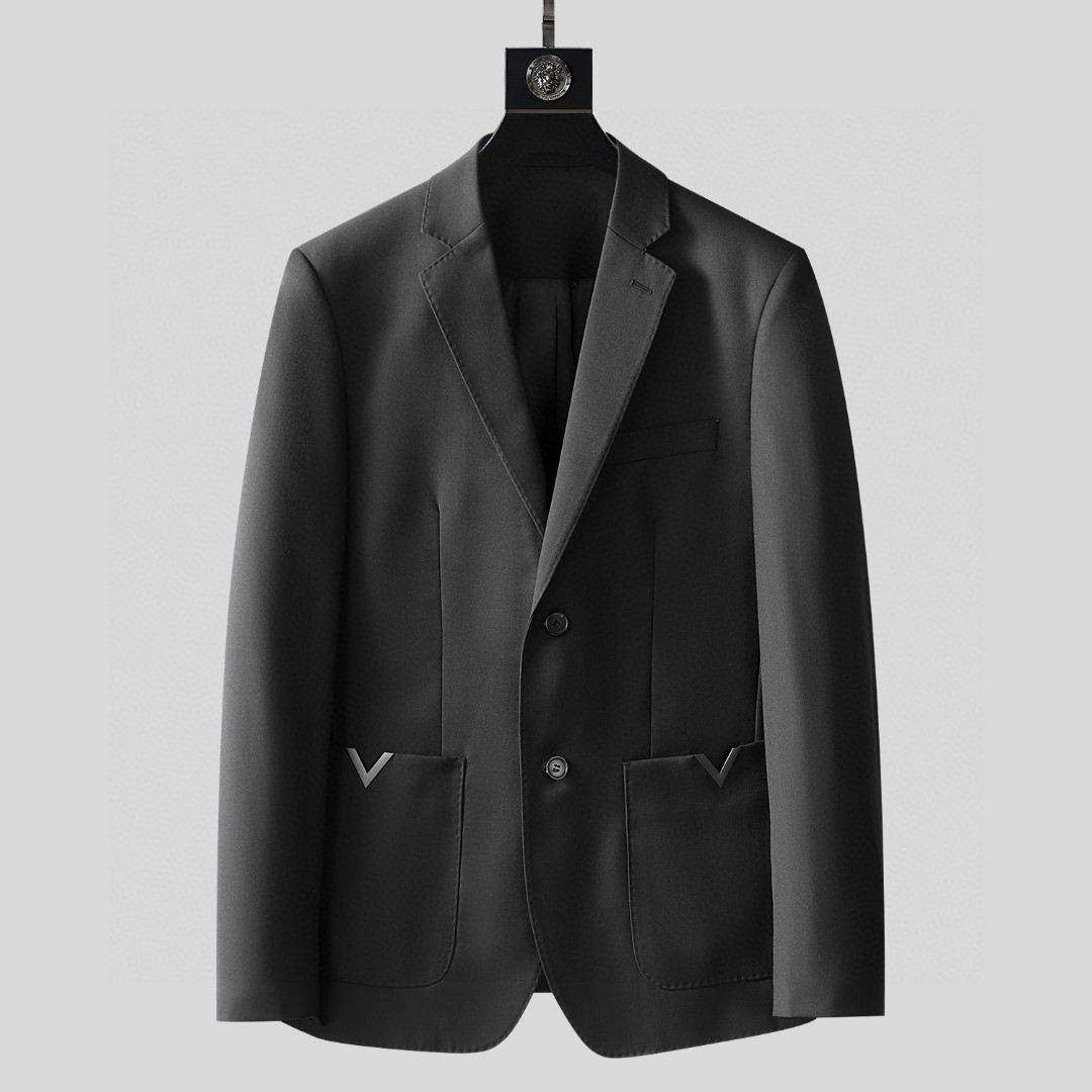 NO:117934,Valen**o Foreign Trade Company Orders New Men's Suit Jackets Imported Top High-end Fabrics, Luxury and Classic Brand Logo Design, Full of Thumbow, Draping, The whole piece of clothing is neat and smooth, and all accessories are top-grade accessories. No picky places. Such a jacket is a regular and often worn, a must-have item for trendy men!  M-3XL, valentino, valentino, jackets & coats, alexander wang19860909华伦*奴(Valen**o) 外贸公司订单 男士新品西服外套 进口顶级高端面料,奢华经典品牌LOGO设计 笔挺垂感十足,整件衣服车工走线整齐平整,所有附料都是顶级配件 无任何有挑剔的地方 这样的一件外套属于常备常穿的,潮男必备单品！M-3XL,,valentino,valentino,jackets & coats,alexander wang,Men's clothing