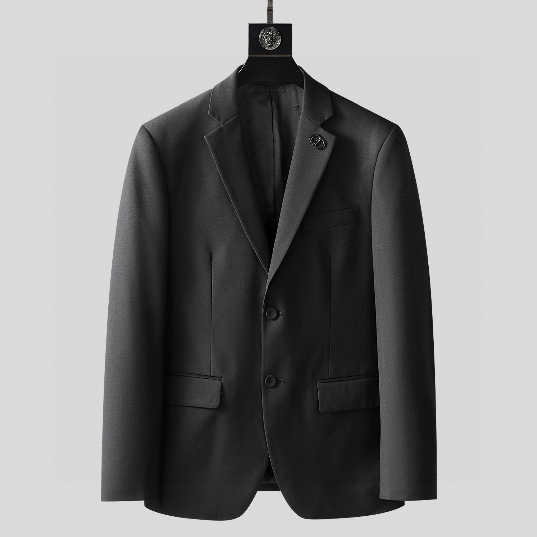 NO:117923,DIR* 24 early autumn new top-grade plain wool material black slim fit cover, trading company channels are available and will be released on the official website at the same time!  The wool suit chosen by the elite in the men's clothing industry has first-class quality control and detailed quality, giving it sufficient decency and dignity!  This suit is carefully crafted from super fine top-level oblique plain hair material, perfectly creating a straight and straightening effect. The grade revealed by the texture is not comparable to ordinary suits. It has excellent thermal tone and breathable, close and comfortable, and can be worn all seasons!  Fabric 70 wool original fashion buckle, the inner original CD lining does not affect its wearing experience at all. The more expensive and textured wool suit is, it must be thin and light!  Classic and versatile pure black tone, fashionable and stylish style, no problem to attend formal wear occasions. Must-have for successful men M-3XL, business suit, alexander wang19860909DIR* 24早秋新款顶级平纹羊毛材质黑色修身套西 贸易公司渠道稀出,同步官网发售！ 男装界精英之选的羊毛套西,品控质感细节一流,给足体面与尊贵！这款西服套装采用超精细顶级斜平纹毛材质精心制作,完美缔造胸挺立廓的效果,质感所流露的档次绝非一般西服可比,具有出色的热调性和透气性,贴身舒适,可兼顾四季穿着！面料70羊毛 原版时尚包扣 内里原版CD里布,一点都不影响它的着穿感受,越是昂贵有质感的羊毛西装,一定是薄而轻盈的！经典百搭的纯黑色调,款式时尚有型,出席于正装场合都没问题 成功男士必备款 M-3XL,,business suit,alexander wang,Men's clothing