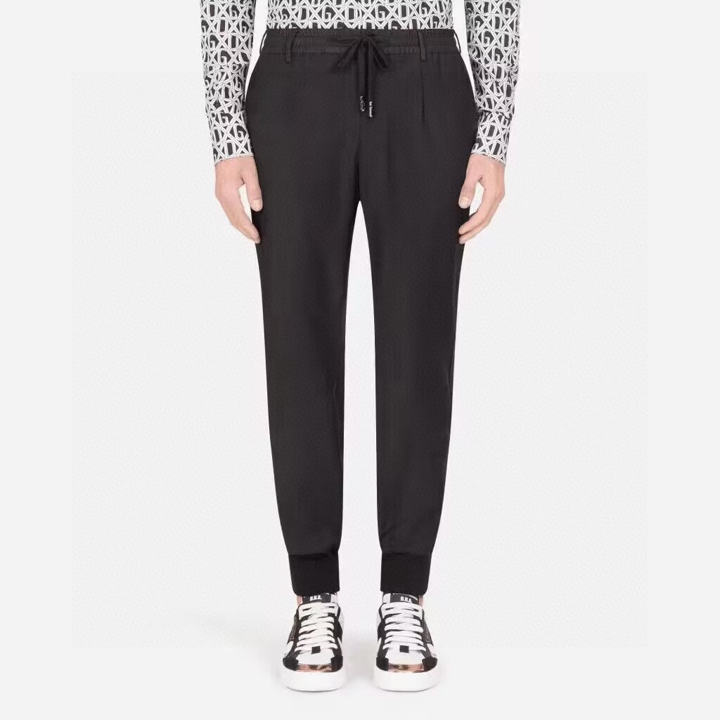 NO:116463,DG 2025 casual trousers are simple and fashionable new custom fabrics, comfortable to wear, low-key and luxurious, very classy, ​​fashionable and high-end, pants style and cutting are not needed, the upper body is exquisite and vivid. The true first-class quality is the real palace-level casual trousers, elastic pants, with excellent quality, and heavy washing makes the pants very soft!  The style of the foot is not picky. The upper body is absolutely stylish and extremely luxurious. M-3XL, Dolce & Gabbana, alexander wang19860909DG 2025休闲长裤简约时尚新款定制面料,身穿手感舒适 低调不失奢华 非常有档次 搭配口袋设计时尚高端 裤型款式和裁剪亦无需多言 上身精致跃然.真正一等一顶级质料 真正殿堂级的休闲裤松紧裤,品质卓然,经过重水洗使得裤子很柔软！束脚的版型 不挑人 上身绝对的有型 极度奢华 M-3XL,,Dolce&Gabbana,alexander wang,Men's clothing