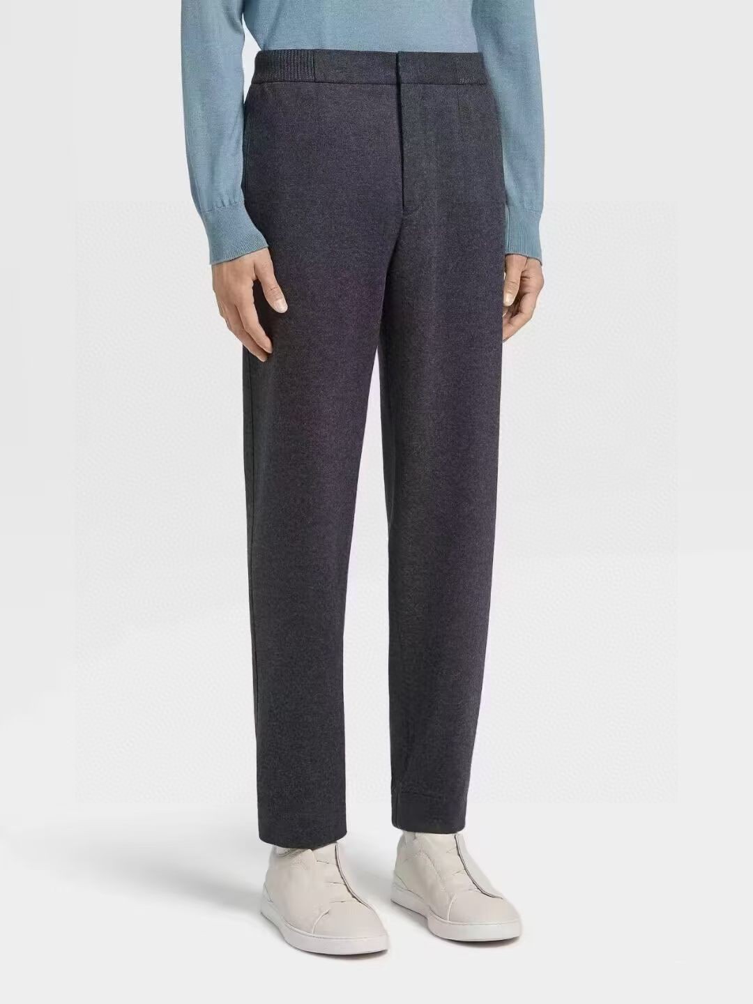 NO:116471,Ze*gna's heavy recommendations: Men's pleated wool casual pants, simple and versatile style, not picky to wear, waist elastic drawstring design, front pleated design of trouser legs, fashionable and more youthful, gorgeous and more textured. The upper body is handsome and stylish, full of tone, and a must-have for high-end handsome men!  Export order standard, all details are handled in place; special 3D three-dimensional surround cutting technology is adopted, waist workmanship, inner edge wrapping, overall tailoring, upper body effect are impeccable, and the style is excellent; it can be easily dealt with whether it is daily commuting or leisure and entertainment. Fabric 50 wool, 20 cotton, 30 polyester, selected high-quality cotton   wool blend materials, which have both the velvet texture of wool and the skin-friendly and comfortable feeling of hoodies, soft and glutinous feel, without losing backbone, good stretching, good warmth, delicate and delicate texture, very high density, long-lasting wear and washing, will not fade or deform M-3XL,,alexander wang19860909杰*亚 (Ze*gna) 重磅推荐 男士打褶羊毛休闲裤 简约百搭款,不挑人穿,腰部松紧抽绳设计,裤腿前侧打褶设计,时尚而更显年轻,华丽又更显质感 上身帅气有型,腔调十足,高端型男必备尚品！出口订单标准,所有细节处理都非常到位；采用特殊3D立体环绕裁剪工艺,腰头的做工,内里的包边,整体的剪裁,上身效果都无可挑剔,版型超赞；无论是日常通勤还是休闲娱乐,都可以轻松应对. 面料50羊毛,20棉,30涤纶,精选上等棉 羊毛混纺用料,既有羊毛的绒绒质感,又有卫裤的亲肤舒适感,手感软糯,而又不失骨干,穿着舒展性好,保暖性好,纹理细腻精致,密度非常得高,久穿久洗不褪色不变形 M-3XL,,alexander wang,Men's clothing