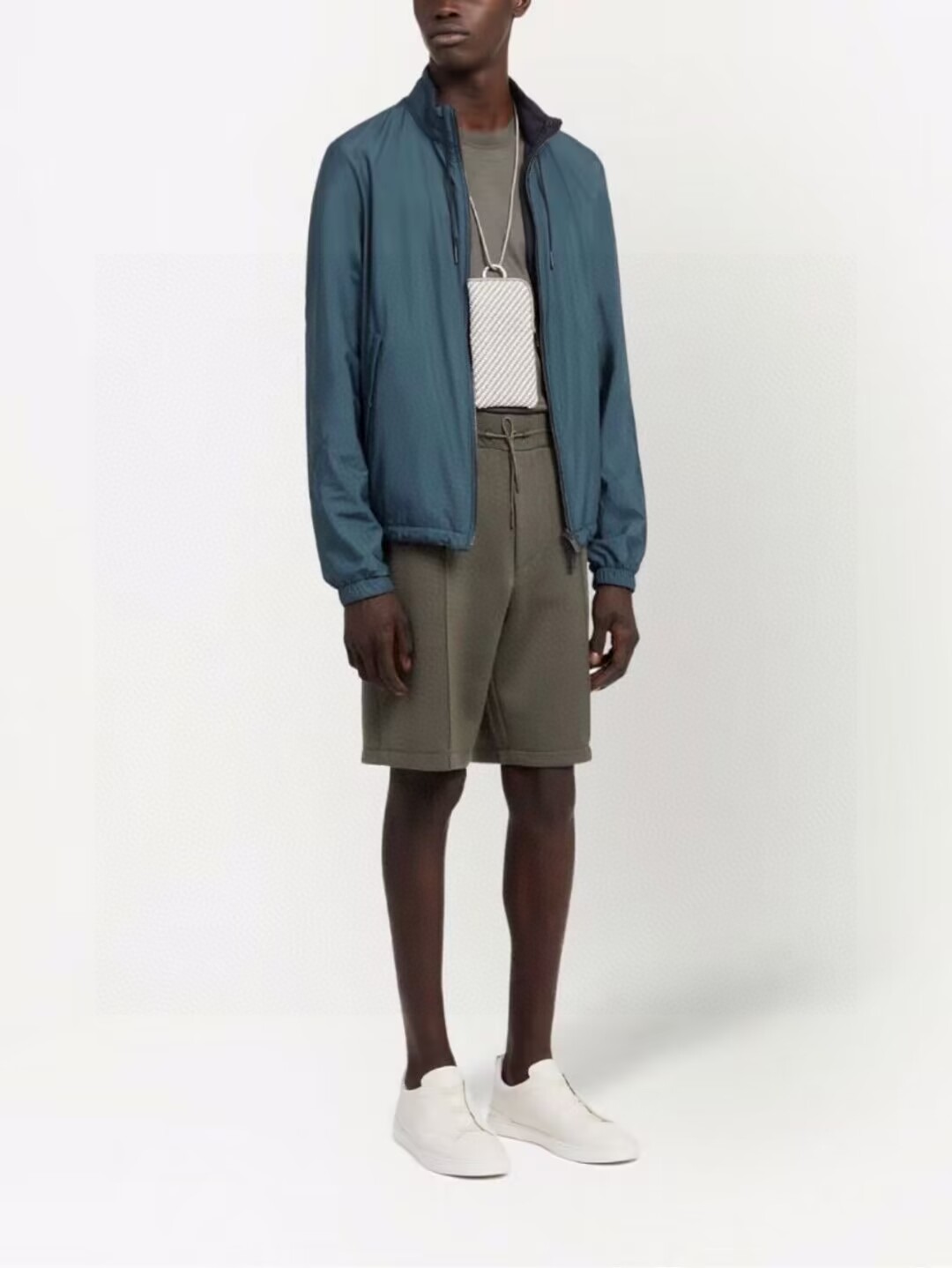 NO:116478,Zeg** (High version) New fashion stand collar double-sided jacket for autumn and winter, the latest casual warm double-sided jacket for men!  Trading companies have sparse channels and are released on the official website at the same time. The new autumn and winter cotton coats have brought men a choice of comfort, fashion and quality with their exquisite craftsmanship and unique design!  This lapel cotton coat is not only fashionable, but also wears both practical and technological fiber material to create a completely different style of dressing!  It also ensures comfort and warmth!  Showcase the high-end texture of the brand!  The car line is smooth and even, and the details show the ingenious craftsmanship!  This style is capable and stylish, and is the first choice for high-quality men!  Make the overall shape more chic and refined!  Whether it is daily leisure or formal occasions, you can show confidence and personality with the company of this cotton coat!  Whether paired with jeans or suit pants, you can show a manly style that coexists with fashion and taste!  Whether in a cold winter or a warm indoor, this cotton coat can become an indispensable part of your fashionable look. Let us pursue fashion together!  M-2XL, jeans, jackets & coats, jackets & coats, business suit, alexander wang19860909杰*亚 (Zeg**)　（高版本）秋冬新款时尚立领双面夹克,男士最新休闲保暖双面外套！贸易公司渠道稀出,同步官网发售 秋冬新款棉衣以其精湛的工艺和独特的设计,为男士们带来了舒适、时尚和品质兼具的穿搭选择！ 这款翻领棉衣不仅具有时尚感,还兼具实穿性 采用科技纤维材质,打造出截然不同的穿搭风格！同时也保证了舒适和保暖性！彰显品牌的高端质感！车线平顺均匀,细节尽显匠心工艺！ 这款的版型干练有型,是高品位男士们的首选！使整体造型更加别致与精致！无论是日常休闲还是正式场合,在这件棉衣的陪伴下都能展现出自信和个性！无论是搭配牛仔裤还是西装裤,都能展现出时尚与品味并存的男士风范！无论是在寒冷的冬日还是温暖的室内,这款棉衣都能成为你时尚造型中不可或缺的一部分,让我们一起追求时尚！M-2XL,,jeans,jackets & coats,jackets & coats,business suit,alexander wang,Men's clothing