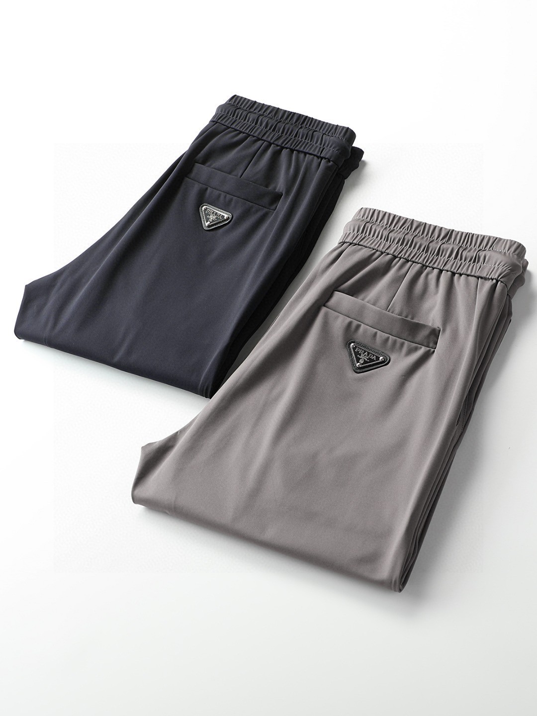 NO:116447,R*ADA (Su Lada) 25S new cool casual pants, classic letter prints under the pocket. Very good-looking basic style series!  Use custom-made, cool, stretchy ice silk fabric!  It has anti-wrinkle and wear resistance. It is moisture absorption and breathable!  High-end and textured!  Soft and comfortable!  !  The drawstring is elastic and adjustable naturally and slim and decently, and energetic and youthful!  !  The upper body of the pants is particularly tressed and has strong inclusiveness. The legs of the pants make the legs look longer. M-3XL, alexander wang19860909R*ADA（谱啦达）25S新款冰爽休闲裤 口袋下方经典字母印花.非常好看的基础款系列！采用定制冰爽弹力冰丝面料！具有防皱耐磨特性.吸湿和透气性！高档有质感！ 柔软舒适！！抽绳松紧调节自然修身得体,活力青春！！其裤上身特别修整身型,包容性强.收口裤脚更加显腿长 M-3XL,,alexander wang,Men's clothing