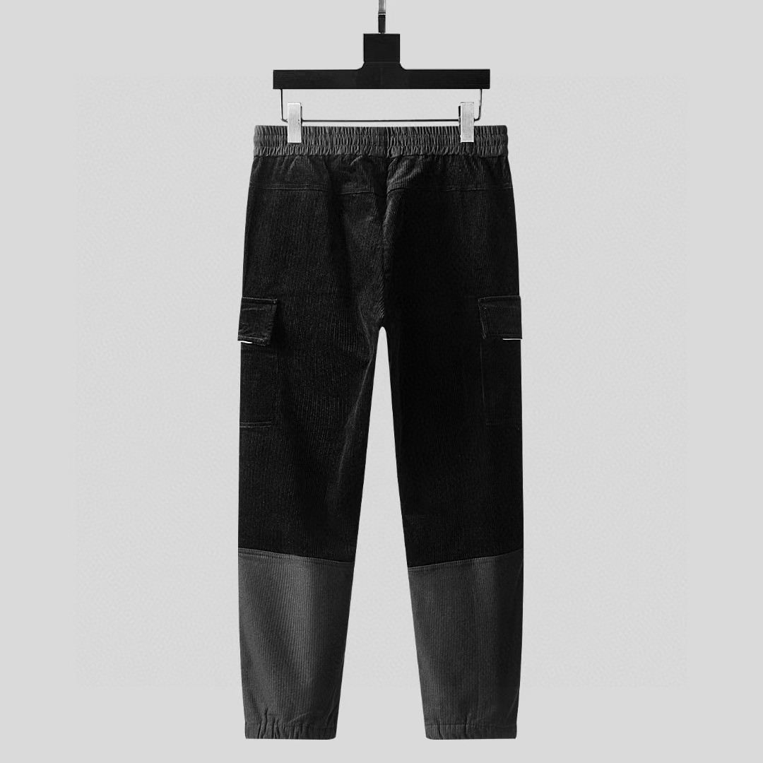 P180蒙*口 Mo**ler 25FW新款黑色灯芯绒抽绳休闲裤，贸易公司渠道稀出，领先官网发售！L家高端商务主线系列，应季必备的刚需精品，粗条纹灯芯绒洋溢别致复古魅力，丰富材质搭配修身版型，以利落现代的风格演绎休闲时尚！

这款裤装采用客供进口黑色灯芯绒面料制成，手感轻薄且柔软，表面绒感齐整，柔软细腻贴肤感巨舒适，灯芯绒坑条纹绒感纹理清晰，梳理齐整，精致感足！展现精致细节！基础直筒的休闲裤装版型剪裁，不仅百搭还可以起到修饰腿型的功效，各位男士们一定要把握住机会 M-3XL