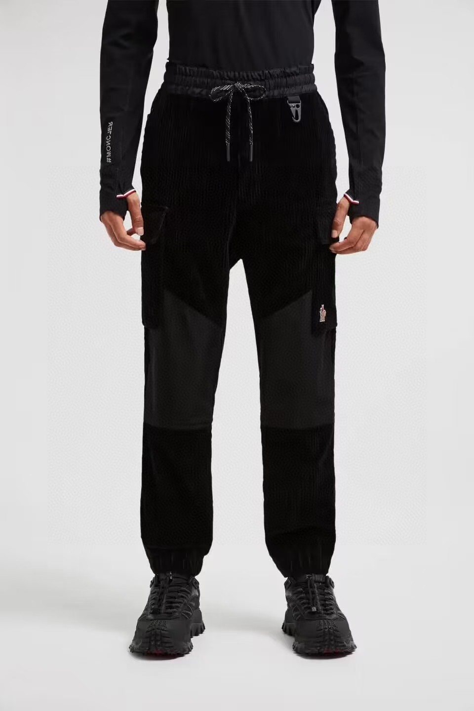 NO:116477,Meng*kou Mo*ler 25FW new black corduroy drawstring casual pants, trading company channels are rare, and it is on sale on the leading official website!  L's high-end business main line series, a season-oriented boutique, thick striped corduroy full of unique retro charm, rich materials and slim fit style, interpreting casual fashion with a neat and modern style!  This pants are made of imported black corduroy fabric for customers. It feels light and soft, with a neat velvet feel, soft and delicate skin-fitting feeling. The corduroy pit stripes are clear texture, neatly combed, and exquisite!  Show exquisite details!  The basic straight-leg casual pants style cut is not only versatile, but also can modify the leg shape. Men must seize the opportunity. M-3XL, louis vuitton, alexander wang19860909蒙*口 Mo**ler 25FW新款黑色灯芯绒抽绳休闲裤,贸易公司渠道稀出,领先官网发售！L家高端商务主线系列,应季必备的刚需精品,粗条纹灯芯绒洋溢别致复古魅力,丰富材质搭配修身版型,以利落现代的风格演绎休闲时尚！ 这款裤装采用客供进口黑色灯芯绒面料制成,手感轻薄且柔软,表面绒感齐整,柔软细腻贴肤感巨舒适,灯芯绒坑条纹绒感纹理清晰,梳理齐整,精致感足！展现精致细节！基础直筒的休闲裤装版型剪裁,不仅百搭还可以起到修饰腿型的功效,各位男士们一定要把握住机会 M-3XL,,louis vuitton,alexander wang,Men's clothing