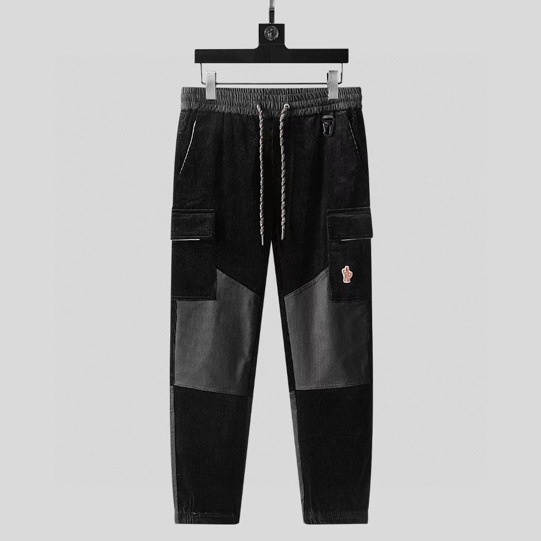 P180蒙*口 Mo**ler 25FW新款黑色灯芯绒抽绳休闲裤，贸易公司渠道稀出，领先官网发售！L家高端商务主线系列，应季必备的刚需精品，粗条纹灯芯绒洋溢别致复古魅力，丰富材质搭配修身版型，以利落现代的风格演绎休闲时尚！

这款裤装采用客供进口黑色灯芯绒面料制成，手感轻薄且柔软，表面绒感齐整，柔软细腻贴肤感巨舒适，灯芯绒坑条纹绒感纹理清晰，梳理齐整，精致感足！展现精致细节！基础直筒的休闲裤装版型剪裁，不仅百搭还可以起到修饰腿型的功效，各位男士们一定要把握住机会 M-3XL