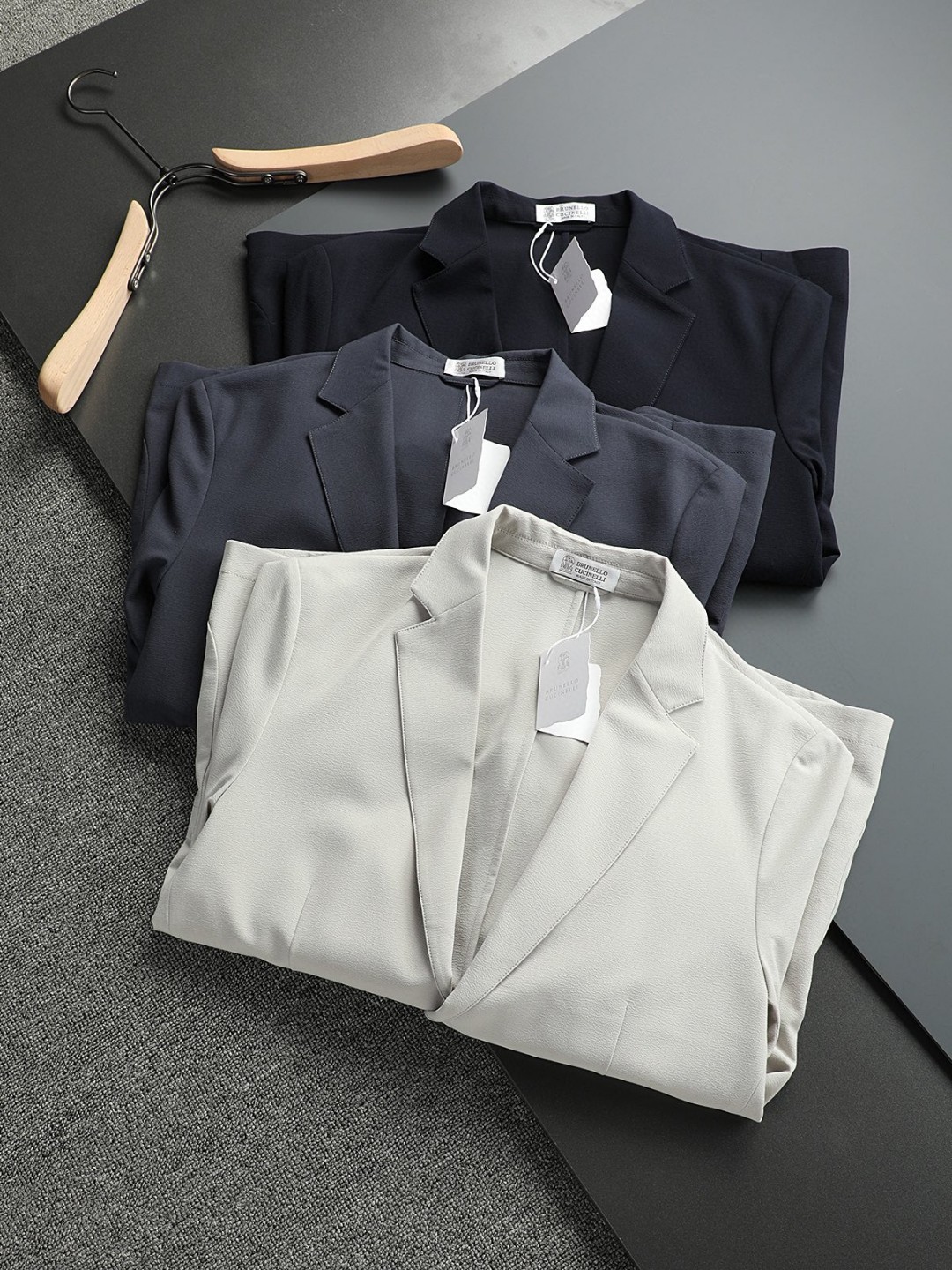 NO:116469,2025 has released a new Brun*llo Cucin*lli men's high-end business casual suit jacket/single West. It has a typical Italian style, low-key and luxurious, elegant and noble, and every detail proves the brand's own sense of luxury!  The overall suit is first-class, and the edge-covered lines are hand-sewn by the workshop's top tailor. The arches are neat and fine, very ingenious, and are cut and slim, which are in line with the best ergonomic design. The lines are clean and neat. The classic two-pin buckle design can just balance the body's hard feeling, and the upper body looks more upright and agile, full of shape!  The color matching is light and versatile, taste and elegant temperament are compatible, and the outfits are easy to interpret unique fashion attitudes and gentlemanly styles. Urban business commuting and leisure are perfect!  Navy gray beige 48-56, brunello cucinelli,jackets & coats,alexander wang198609092025早出新款Brun*llo Cucin*lli男士高端商务休闲西服外套/单西.颇具意大利典型风格、低调且奢华,优雅且高贵,每一个细节都在力证品牌自身的高级感！西服整体品相一流,包边走线均由工坊顶级裁缝大师纯手工缝制,拱针对条工整精细,非常匠心,剪裁修身合体,符合人体最佳工学设计,线条感干净利落,经典两粒扣设计,能够恰到好处的平衡身体坚硬的感觉,上身更显挺拔矫健,型格十足！配色轻熟百搭,品味与优雅气质兼容并蓄,穿搭轻松诠释与众不同的时尚态度与绅士格调,都市商务通勤与休闲完美兼备！藏青 灰色 米白 48-56,,brunello cucinelli,jackets & coats,alexander wang,Men's clothing