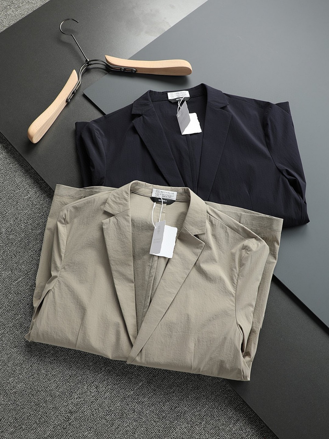 NO:116476,2025 has released a new Brun*llo Cucin*lli men's high-end business casual suit jacket/single West. It has a typical Italian style, low-key and luxurious, elegant and noble, and every detail proves the brand's own sense of luxury!  The overall suit is first-class, and the edge-covered lines are hand-sewn by the workshop's top tailor. The arches are neat and fine, very ingenious, and are cut and slim, which are in line with the best ergonomic design. The lines are clean and neat. The classic two-pin buckle design can just balance the body's hard feeling, and the upper body looks more upright and agile, full of shape!  The color matching is light and versatile, taste and elegant temperament are compatible, and the outfits are easy to interpret unique fashion attitudes and gentlemanly styles. Urban business commuting and leisure are perfect!  48-56, brunello cucinelli,jackets & coats,alexander wang198609092025早出新款Brun*llo Cucin*lli男士高端商务休闲西服外套/单西.颇具意大利典型风格、低调且奢华,优雅且高贵,每一个细节都在力证品牌自身的高级感！西服整体品相一流,包边走线均由工坊顶级裁缝大师纯手工缝制,拱针对条工整精细,非常匠心,剪裁修身合体,符合人体最佳工学设计,线条感干净利落,经典两粒扣设计,能够恰到好处的平衡身体坚硬的感觉,上身更显挺拔矫健,型格十足！配色轻熟百搭,品味与优雅气质兼容并蓄,穿搭轻松诠释与众不同的时尚态度与绅士格调,都市商务通勤与休闲完美兼备！48-56,,brunello cucinelli,jackets & coats,alexander wang,Men's clothing