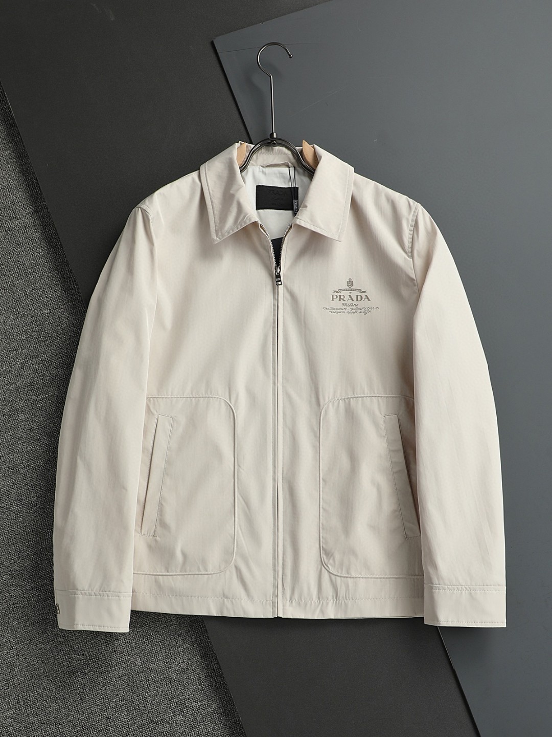 NO:116482,New R*ADA (Pulada) counter style, selected imported high-density jacket, fabric has windproof and waterproof functions, and customer-supply zippers. Whether it is life, adventure, or polar cold protection, it should be what you want in your life... As always, the three-dimensional tailoring 