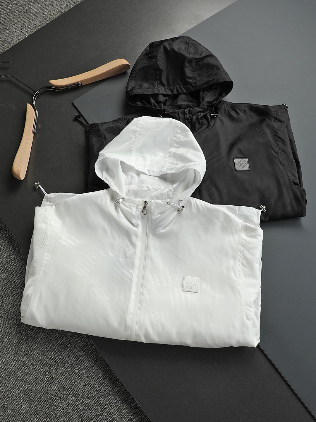 NO:116485,L Donkey Brand 2025 new double-sided jacket men's jacket. Customized hardware accessories are fully imported and customized. The style is perfect. Pay attention to the super comfortable fabric. Exclusive model, non-market goods. Customized dyed ff jacquard woven fabric. Infrared positioning cutting bed. Specific merceration technology on the cloth surface gives the surface a kind of luster. The upper body is three-dimensional and stylish. I yearn for unruly and wine removal. Lead the trend!  M-3XL, louis vuitton,jackets & coats,jackets & coats,alexander wang19860909L 驴牌 2025新款双面穿外套男士夹克 订制五金配件全进口原版定制,版型完美 ,注意面料超舒服 独家款, 非市场货 ,多颜色定制定染ff提花梭织面料 红外线定位裁床 布面层特定加丝光工艺让表面赋带一种光泽 上身立体有型 向往不羁与酒脱 引领潮流！M-3XL,,louis vuitton,jackets & coats,jackets & coats,alexander wang,Men's clothing