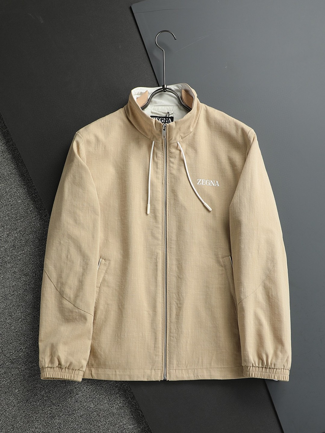 NO:116491,Zeg** stand collar hat jacket windbreaker jacket, 25FW latest product, the texture is imported high-end top-grade fabric, soft and delicate, soft and comfortable on the upper body, classic brand LOGO design, original hardware accessories, exquisite materials, and customer-supplied fabrics, very fashionable, low-key and connotative design, the fabric is also very particular, memory fiber fabric, and the upper body plate shape is also good-looking, the Zegia style has never stopped being high-end, the upper body plate shape is very energetic everywhere, just right, it can be slim and moderate without looking too tight, a very natural and suitable single product style. The high-quality hardware logo zipper business and leisure can fully meet your needs in various occasions, a very easy-to-drive model, match it as you like!  M-3XL, zegna, jackets & coats, jackets & coats,hats,alexander wang19860909杰*亚 (Zeg**) 立领帽夹克风衣外套,25FW最新品,质地采用进口高档顶级面料,手感柔软细腻上身柔软舒适,经典品牌LOGO设计 原厂五金辅料,用料考究,内里客供面料 非常时尚 低调有内涵的设计,面料也是非常讲究,记忆纤维面料,手感上身板型也是好看 ,杰尼亚版型从未停止过高端,上身板型在哪都非常精神,恰到好处即可修身有度又不会显得过于的紧身,十分自然又相当适宜的单品款式.高品的五金logo拉链商务休闲,都可以完全满足你各种场合的需要, 非常轻松驾驶的款,搭配随心所欲！M-3XL,,zegna,jackets & coats,jackets & coats,hats,alexander wang,Men's clothing