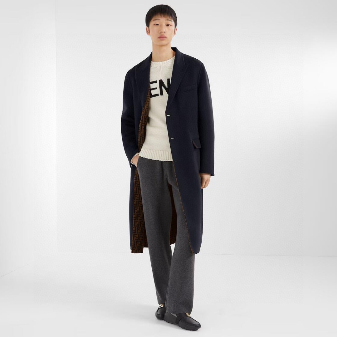 NO:117932,F*ndi, heavyweight luxury and top-notch quality, pure blood quality, out-of-print rare beauty, men's long cashmere coat, high-end ready-to-wear handmade series, counter 15,800  limited edition style. It uses the best imported fabric, the leather is delicate and shiny, both in terms of appearance and feel, it is top-notch. It is handmade by traditional Italian craftsmen, with rigorous and exquisite processes, top hardware and accessories, every detail is ingenious, Italian slim and capable tailoring, the upper body is full of energy, neither deviating from the business style nor from the fashionable appearance. Top luxury goods!  Take it back and compare it slowly with the counter 48-54,,alexander wang19860909F*ndi 芬*地 重磅级奢华尖货 纯正血统品质,绝版稀罕尤物,男士长款羊绒大衣 高端成衣手工系列,专柜15800  限量款.采用最优质进口面料,皮质细腻有光泽,无论从观感,还是手感,都是顶级.由意大利传统老工匠手工打造,工序严谨考究,顶级五金辅料,每一处细节都匠心独具,意式修身干练剪裁,上身精气神十足,既不偏离商务风亦不脱离时髦颜值度.顶级奢侈品！抢回去跟专柜慢慢做比较 48-54,,alexander wang,Men's clothing