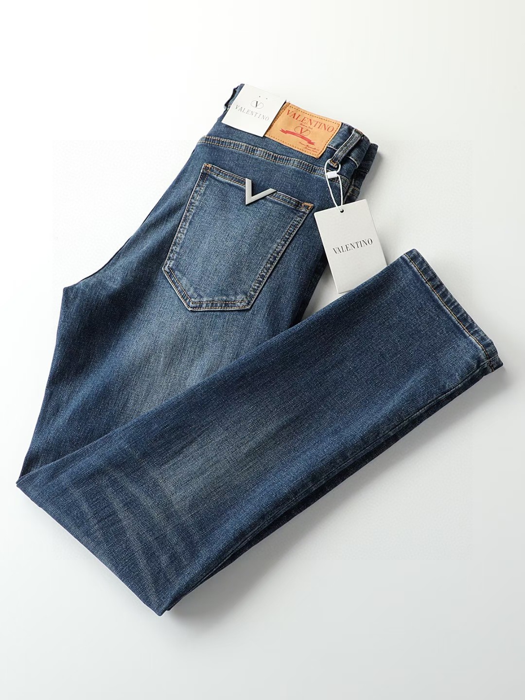 NO:117940,Valen**o 25/s new season hot product, counter purchasing new autumn and winter jeans, soft and skin-friendly fabric, counter custom luxury, quality and details are handled in place, very like the color, counter hot sale pre-sale, sale and sale in advance, complex workmanship and slow shipment time, exquisite details are in place 29-38 (no 35 37),,valentino,valentino,jeans,alexander wang19860909华伦*奴(Valen**o) 25/s新季爆款 专柜代购新品秋冬牛仔裤 柔软亲肤面料 专柜订制奢华感 品质感细节处理满满到位 颜色超喜欢 专柜秋冬热卖预售即售完款 做工复杂出货时间慢 精致细节到位 29-38（无35 37）,,valentino,valentino,jeans,alexander wang,Men's clothing