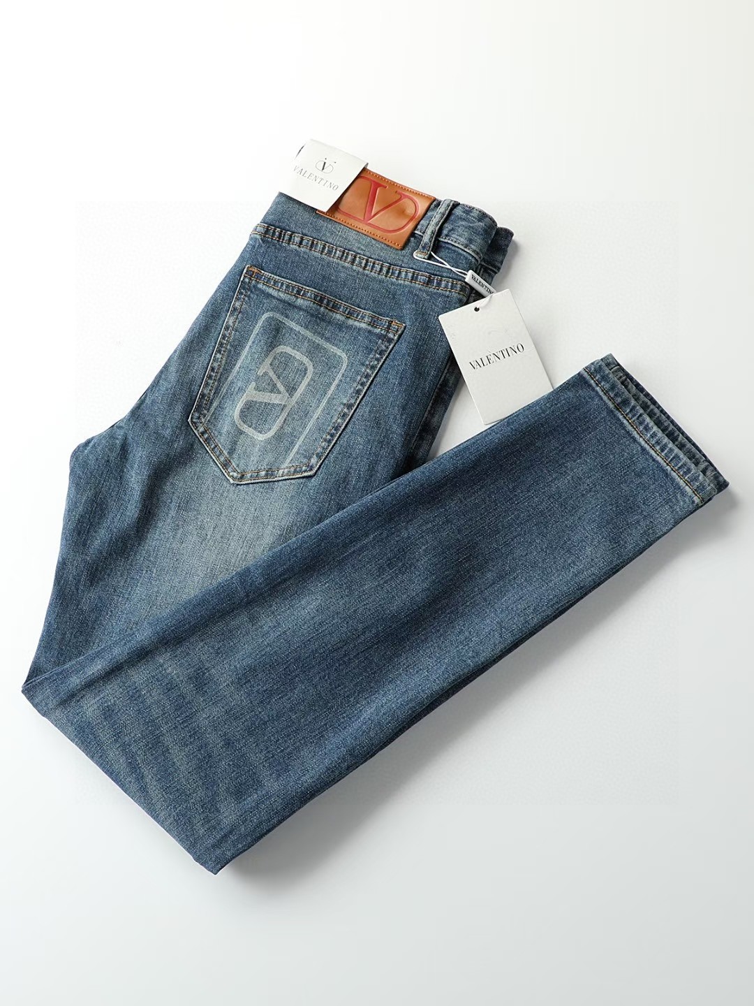 NO:117956,Valen**o counter new style jeans, custom imported top-grade fabrics, excellent elasticity, excellent comfort, no sense of restraint on the upper body, super beautiful style, is definitely a rare good product 29-38 (no 35 37), valentino,valentino,jeans,alexander wang19860909华伦*奴(Valen**o) 专柜新款牛仔裤 、定制进口顶级面料、弹力极好,舒适度极佳,上身毫无束缚感,超靓版型,绝对是不可多得的好货 29-38（无35 37）,,valentino,valentino,jeans,alexander wang,Men's clothing