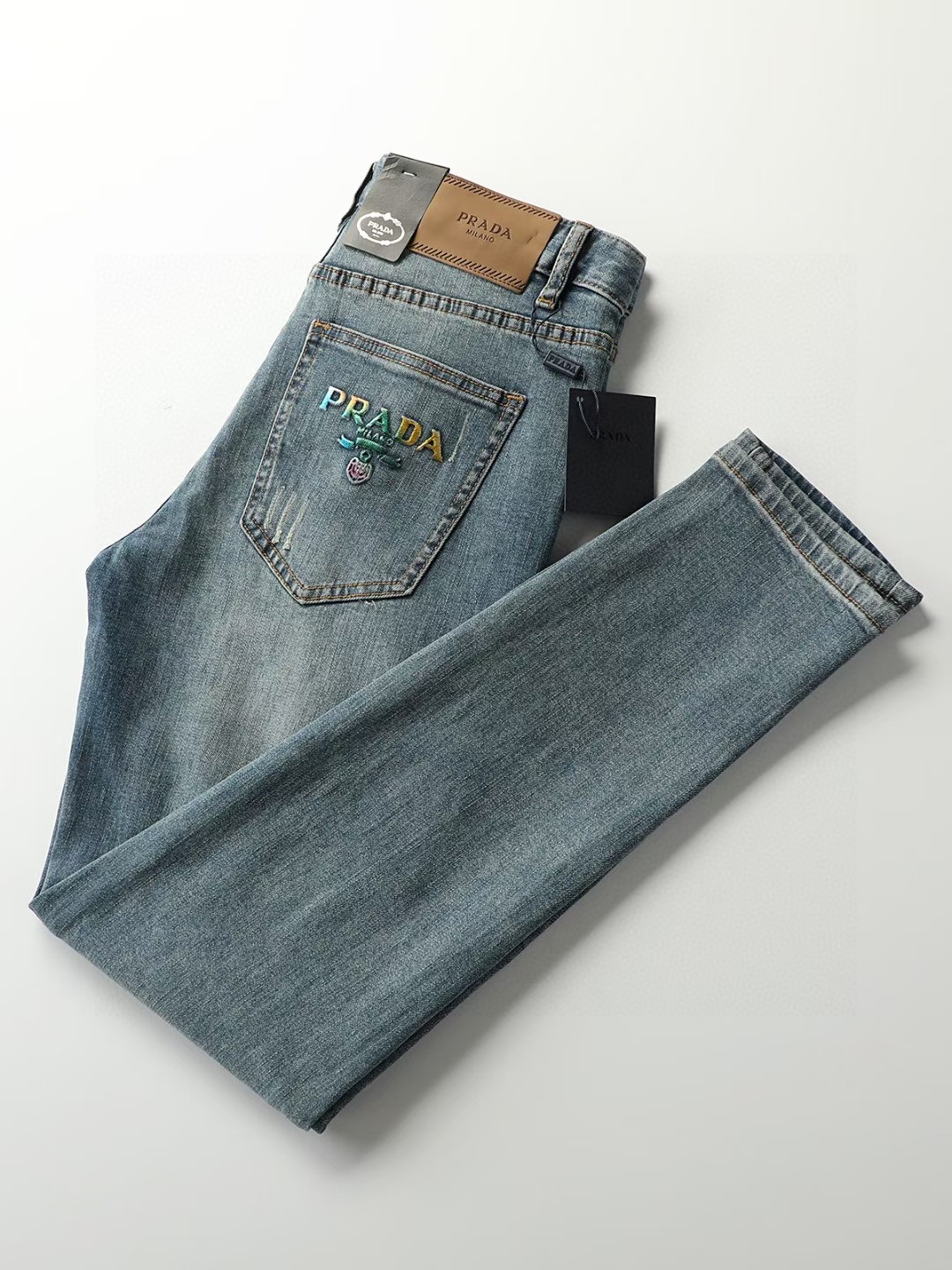 NO:117949,R*ADA (Su Lada) Hong Kong counter window style Men's casual jeans are low-key and luxurious. They are very classy when worn, and there is no need to say much about the style and cutting of the pants. The upper body is exquisite and vivid. The truly first-class quality is the true top-notch casual pants, which are made of Turkish cotton, produce the most famous tannin cloth. The quality is excellent, and the pants are soft after heavy washing!  Straight-footed style, not picky, the upper body is absolutely stylish, the waist is inlaid with silver jewelry, extremely luxurious 29-38 (no 35 37),, jeans,alexander wang19860909R*ADA（谱啦达） 香港专柜橱窗款 男士休闲牛仔裤 低调不失奢华 穿出去非常有档次,裤型款式和裁剪亦无需多言 上身精致跃然.真正一等一顶级质料 真正殿堂级的休闲裤,选用土耳其的棉花 生产出最有名的单宁布 品质卓然,经过重水洗使得裤子很柔软！直脚的版型 不挑人 上身绝对的有型 裤腰镶嵌银饰达人设计 极度奢华 29-38（无35 37）,,jeans,alexander wang,Men's clothing