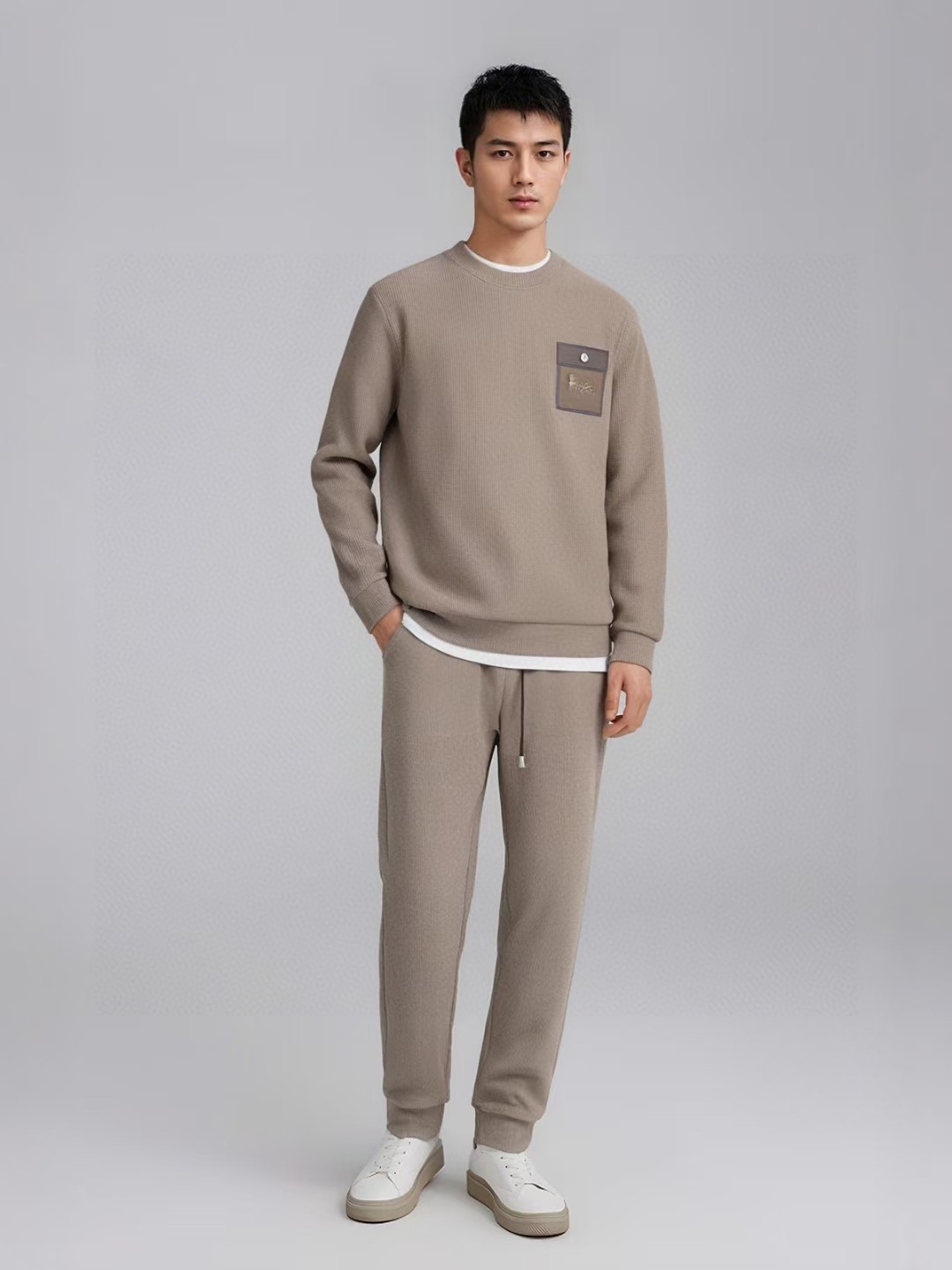 NO:119659,He*mès' new striped casual composite set, a new series, carefully developed by the designer team, exclusive products, luxury classic brand LOGO design. It uses imported European fabrics, soft, comfortable and textured, and the matching of classic elements is also very cool. The details are exquisite. The upper body effect is super invincible, and the trend is versatile. M-4XL,,alexander wang19860909爱*仕(He*mès)s新品条纹休闲复合套装 全新推出系列,设计师团队精心研发,独家发售单品,奢华经典品牌LOGO设计.选用欧洲进口面料,柔软舒适有质感,经典元素色系搭配也是非常炫酷 细节处理精致 上身效果超级无敌赞,潮流百搭 M-4XL,,alexander wang,Men's clothing