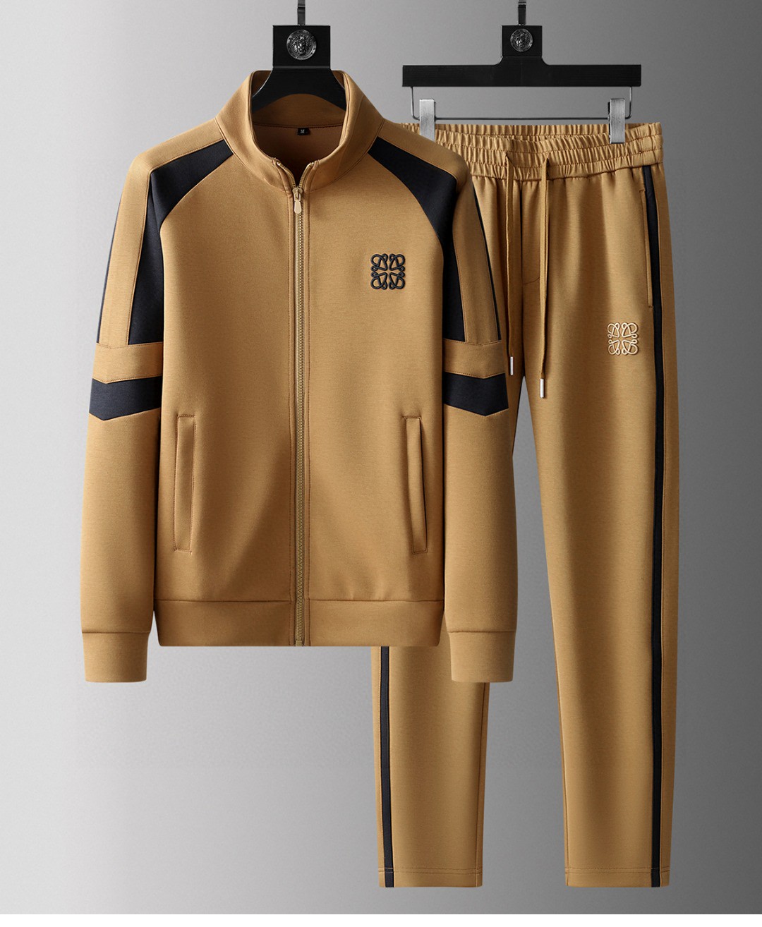 NO:119663,Luo*wei LOE** 25FW Fashion and Casual Sports Set The minimalist style is atmospheric, natural, highly recognizable, with elastic drawstring design at the waist, and the iconic H logo at the pocket. The brand is extremely iconic. It uses a special 3D three-dimensional surround cutting process. The waist workmanship, inner edges, overall tailoring, upper body effect are impeccable, and the style is excellent. Whether you are at work or leisure, you can perfectly control it. The fabric is selected pure cotton fabric. High-quality Xinjiang long velvet cotton belongs to the ceiling of the all-cotton material. It is more breathable, skin-friendly, and more natural than ordinary cotton material. It has a full texture, comfortable feel, crisp and stylish, has strong moisture absorption and breathability, smooth and soft, soft, smooth and uniform, high elastic, and has good anti-wrinkle function. It is definitely not the ordinary goods on the market. It is made of specially made of woven and dyed!  !  !  Whether it is wiring or cutting to hardware configuration, it is all at the highest level of craftsmanship, and the details in each place are meticulous and exquisite!  !  Then this model is definitely not to be missed. Everyone will look very suitable on the upper body, and it is high-end and simple, with a distinctive style and outstanding M-4XL, loewe, alexander wang19860909罗*威LOE** 25FW时尚休闲运动套装 极简的风格构造大气,自然,辨识度高,腰部松紧抽绳设计,搭配口袋处标志性H徽标,品牌标志性极强,采用特殊3D立体环绕裁剪工艺,腰头的做工,内里的包边,整体的剪裁,上身效果都无可挑剔,版型超赞；无论是上班还是休闲,都可以完美驾驭. 面料精选纯棉面料,优质新疆长绒棉属于全棉材质里的天花板,比普通全棉材质更透气、更亲肤、更天然,肌理感十足,手感舒适,挺括有型,具有很强的吸湿性与透气性,顺滑柔软、光泽柔和均匀、高弹并且具有很好的抗皱功能,绝不是市面上那些普通货,都是自己专门定织定染而成！！！无论是走线,还是裁剪到五金的配置,都是走的最高级别的工艺等级,每一处的细节都是一丝不苟,相当考究！！那么此款绝对是不能错过的,每个人上身都会显得非常合适,并且高级简约,风格鲜明且出众 M-4XL,,loewe,alexander wang,Men's clothing