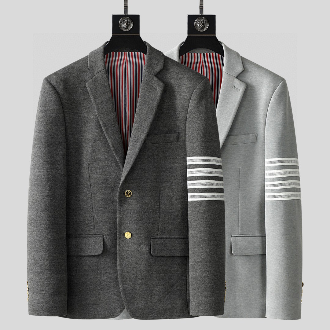 NO:119691,TB new men's business wool singles!  The ultra-high-end top-tier ready-to-wear handmade series, the best in the field of suits, the world-recognized top-grade fabrics and craftsmanship level, and high-density fibers make the texture and comfort of the fabric reach the peak. The visual effect of drooping and gloss is first-class, beautiful and elegant, with gorgeous texture, and excellent gloss exudes a luxurious temperament. The fabric has been treated with no iron and wrinkle-free process and is very squeaked and stylish. The exquisite traditional handicrafts make the threads tightly sewn with silk, and has exclusive and excellent cutting technology, which conforms to rigorous ergonomic design. It is the first choice for urban elite men. It has perfect quality and first-class quality. It is very classy and stylish when giving gifts for your own use!  M-3XL, business suit,alexander wang19860909TB 新款男士商务羊毛单西！超高端顶尖一线成衣手工系列,西装领域里的佼佼者,世界公认的顶级面料和工艺水平,高密度支数纤维,让面料的质感与舒适感达到登峰造极,垂感和光泽的视觉效果一流,绝美而优雅,肌理华丽十足,极好的光泽度透着贵奢气质,面料经过免烫抗皱工艺处理,非常挺刮有型,精湛的传统手工艺全贡针让走线严缝丝合,且拥有独家精良的裁剪技术,符合严谨的人体工程学设计,都市精英男士首选,品相完美一流,送礼自用都档次逼格十足！M-3XL,,business suit,alexander wang,Men's clothing