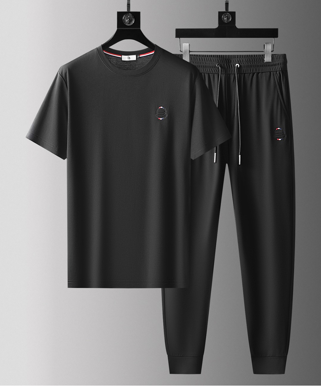 NO:119680,Mo*ler ss summer new product, casual hooded short-sleeved suit, channel special supply, high-end goods official website, counter synchronization, create a handsome handsome man, full of European short-sleeved suit, sports casual, daily elasticity, slightly stretched elasticity, stretched and elasticity, wear without restraint, draping smoothly!  Whether it is for exercise or daily leisure and entertainment, it is very suitable. M-4XL, T-shirt,hats,alexander wang19860909蒙*口 Mo**ler ss夏季新品 休闲连帽短袖套装 渠道特供 高端货官网柜台同步 打造帅气型男 欧范十足 短袖套装 运动 休闲 日常 弹力微弹,拉伸有度的弹力,穿着无束缚感,垂坠顺滑！无论是用来运动锻炼 还是日常的休闲娱乐 都是非常适合的 M-4XL,,T-shirt,hats,alexander wang,Men's clothing