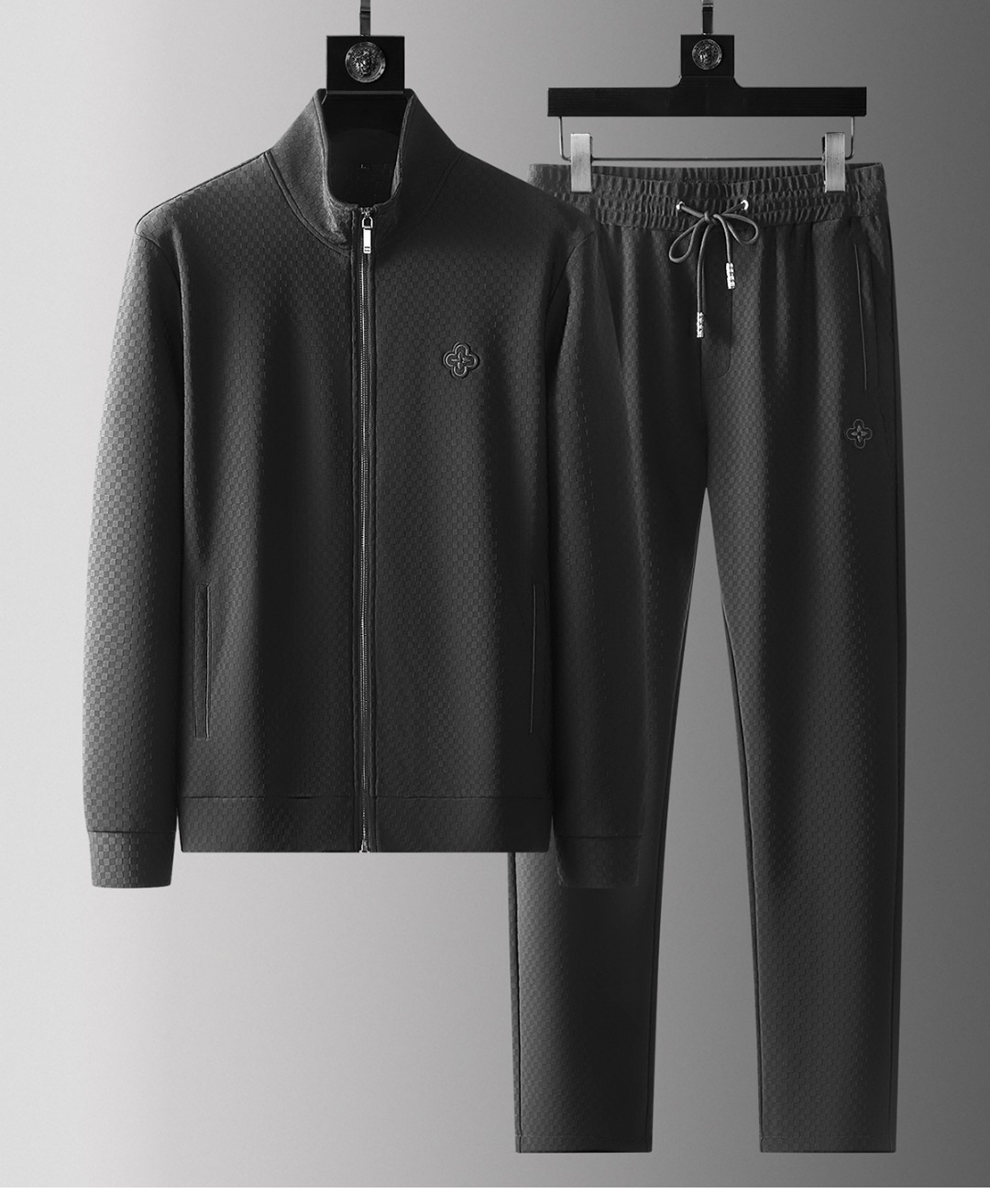 NO:119689,L Donkey Brand Spring New Fashion Sweatshirt Set is handsome and personalized. Simple and elegant style design, bold and innovative design that breaks through the conventional style. The fabric is fixedly woven, with good elasticity and tender feel. It uses honeycomb mesh fabric, which is breathable and comfortable. Spring and autumn suitable and comfortable fabrics are very smooth and tender, and it feels like silk!  !  A cool experience!  The overall integration of the composition design is enough to instantly defeat those mediocre sports suits~!  Comfort is even more indescribable, slim fit, sports and leisure, all are competent. M-4XL, louis vuitton, hoodie, sweatshirts, alexander wang19860909L 驴牌 春新款潮流卫衣套装 有帅有个性 简洁大方的版型设计, 突破常规的大胆创新设计,定织的面料, 弹力好, 手感嫩滑,采用蜂窝网眼面料,透气, 舒服为主 春秋适合和舒适的面料,非常的顺滑,柔嫩, 贴身就像丝绸一般的触感！！ 冰爽体验！ 整体融入拼料设计 在视觉上已经足以秒杀那些 平庸的运动套装~！ 舒适度更是令人无法言辞, 修身版型,运动休闲娱乐,均可胜任.M-4XL,,louis vuitton,hoodie,sweatshirts,alexander wang,Men's clothing