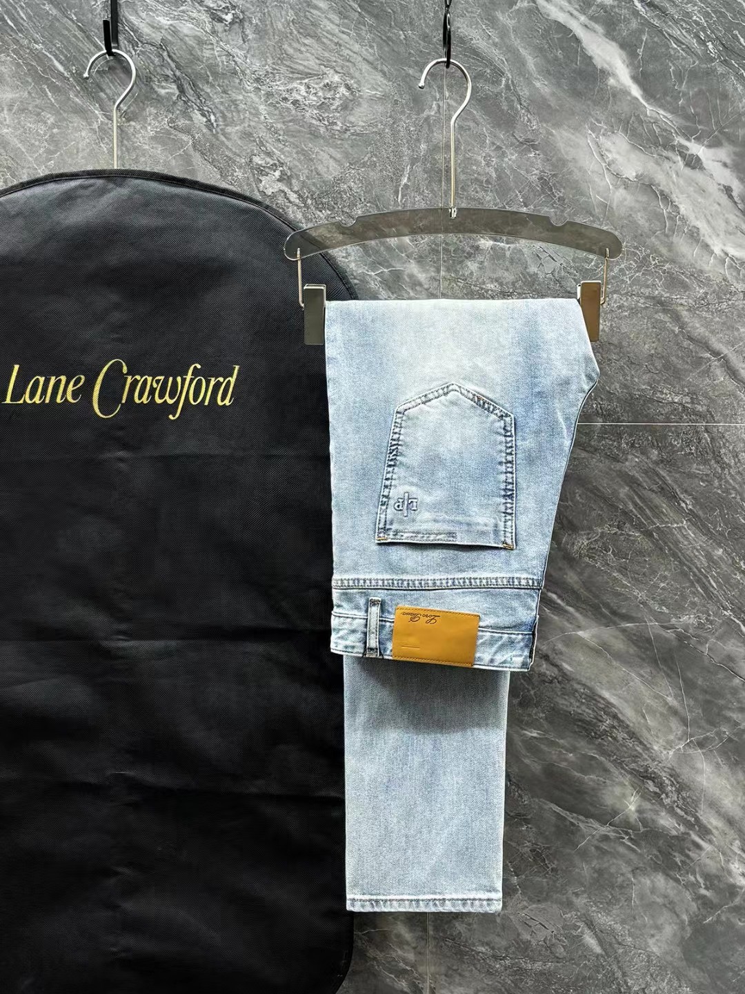 NO:124684,L Spring and summer original single men's fashion casual tannin jeans, Hong Kong foreign business channel goods, high-end Japanese OEM production, heavy platinum-grade products, counter same channel orders, 8K !  Officially announced the style of painting album poster!  Predictable single items, a pair of jeans dominated by fabrics and craftsmanship, abandons the previous style and tone and takes the minimalist route. They are very pure and neat and clean, and the level of control in terms of dressing is not limited. They can be business or casual and fashionable, both solemn and harmonious, and have a full aura!  Customer-supplied high-quality imported denim original color fabric, specially selected Japanese Okayama pure 13oz ounce denim fabric, heavy environmentally friendly plant enzyme washing process, the texture has a light retro color, which is quite beautiful. The fabric is soft and delicate after washing, but has a strong bones and a little elastic, providing an excellent comfort experience, without any damage to the craft elements throughout the body, retaining the purest tannin color!  The details are impeccable, perfectly following the elements of the new season. The latest waist leather mark highlights the brand characteristics. Combined with elegant brand elements, it highlights the quality of the details. It is equipped with the iconic twisted buttons of the season, which adds a lot of visual points. It is fashionable and modern, and is very exquisite. It highlights the brand identity in the details and strongly reflects the overall luxury and high-end feeling!  The color matching is a classic and fashionable high-end counter color, with tough and capable lines, which meets the most popular color for men. It is very pure saturation gray, with perfect style and excellent hip lifting effect. It can easily sweep any top matching in the wardrobe. It has extensive compatibility and is satisfied with various daily outfits. It has a lot of upper body styles and must-have trousers for quality control and denim control!  29-38 (none 35 37), jeans,alexander wang19860909L 春夏原单男士时装休闲丹宁牛仔裤,香港洋行渠道货,高端日本代工出品,重磅白金级臻品,专柜同渠道订单,8K ！官宣画册海报穿搭款！ 可预测性的爆卖单品,以面料和工艺为主导的一款牛仔裤,摒弃了以往的风格与基调,走了极简的路线,非常纯粹且利落干净,穿搭性方面驾驭层次不受局限,即可商务也可休闲时髦,亦庄亦谐,自带满格气场！ 客供高级进口的丹宁原色面料,特选日本冈山纯正13oz 盎司牛仔布料,重磅环保植物酵素水洗工艺,肌理有着淡淡的复古色彩,相当漂亮,面料经过水洗后柔软细腻,但筋骨感极强,且略带弹力,提供了绝佳的舒适体验,通身无任何工艺元素破坏,保留了最纯粹的丹宁本色！ 细节无可挑剔,完美沿袭了新一季的元素,最新的腰部皮标彰显了品牌特质,结合优雅的品牌元素,凸显了细节之品质感,搭载当季标志性扭曲纽扣,视觉方面加分不少,时髦而摩登,非常精湛,于细节之处即彰显了品牌身份又强烈体现出整体的奢华与高级感！ 配色属于经典时尚高级专柜色,硬朗干练的线条,符合男性最为心头好的色调,非常纯粹的饱和度灰,版型剪裁完美,提臀修身效果绝佳,可轻松横扫衣橱任何的上装搭配,兼容性广泛,满足于日常各种穿搭,上身型款十足,于品质控及牛仔迷控者必入型裤装！29-38（无35 37）,,jeans,alexander wang,Men's clothing