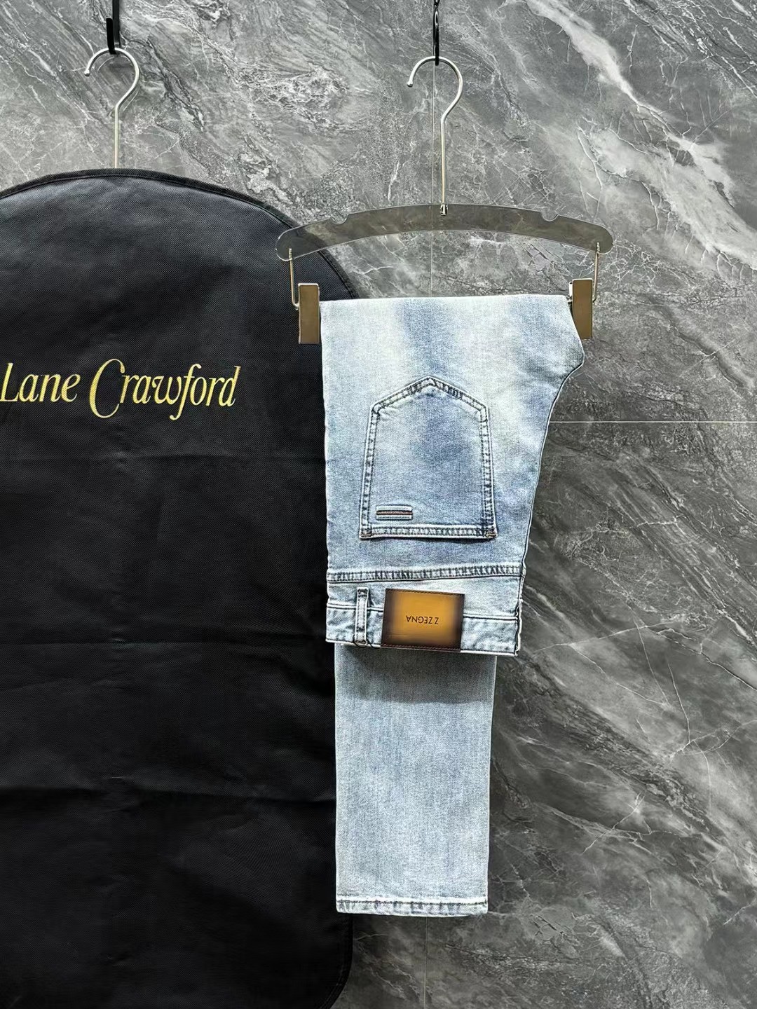 NO:142717,Zeg** 2025 new high-end jeans are definitely not market goods. Counter quality jeans, big brand hardware, metal brand logos, no pressure when entering and leaving stores. Hot-selling models for counters, taste and value sharing. Very comfortable to wear, low-key and luxurious, very classy when worn. There is no need to say much about the trouser style and cutting. The upper body is exquisite and vivid. Really first-class, top-quality materials. Really palace-grade casual pants, Turkish cotton, produce the most famous tannin cloth. The quality is excellent, and the pants are soft after heavy washing!  Straight-footed style, not picky, absolutely stylish, extremely luxurious 29-38 (no 35 37),, jeans,alexander wang19860909杰*亚 (Zeg**) 2025新款高端牛仔裤 绝非市场货 专柜精品牛仔裤 大牌五金 金属大牌logo出入专卖店无压力 专柜热销款 品味与价值共享 身穿着非常舒适 低调不失奢华 穿出去非常有档次 裤型款式和裁剪亦无需多言 上身精致跃然.真正一等一顶级质料 真正殿堂级的休闲裤,选用土耳其的棉花 生产出最有名的单宁布 品质卓然,经过重水洗使得裤子很柔软！直脚的版型 不挑人 上身绝对的有型 极度奢华 29-38（无35 37）,,jeans,alexander wang,Men's clothing