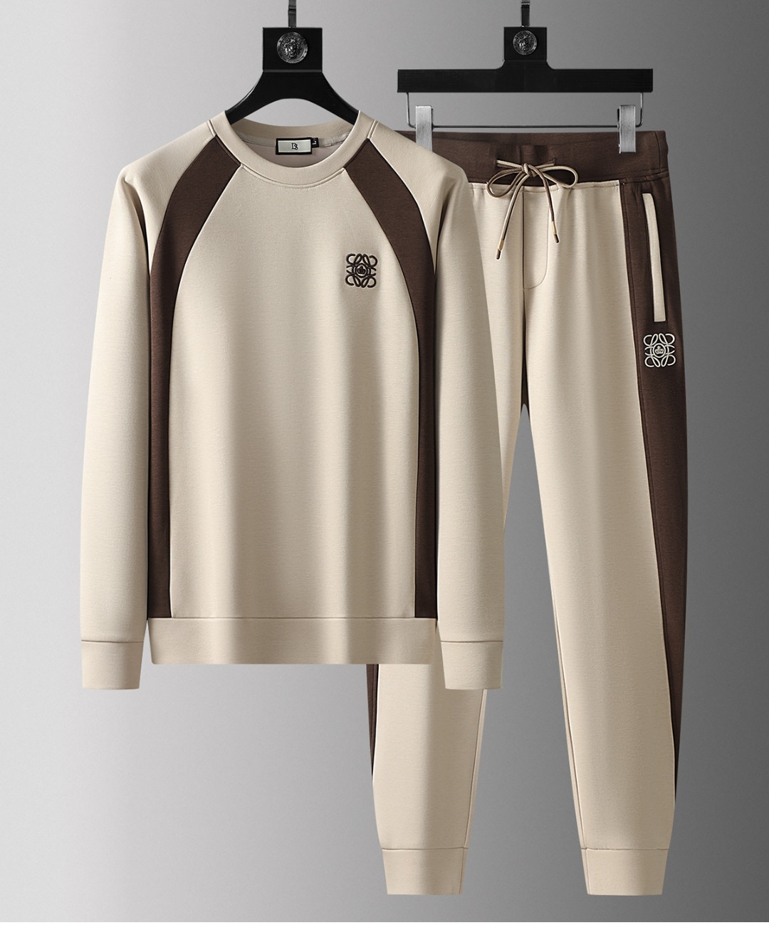 NO:142762,Luo*wei LOE** 25FW Fashion and Casual Sports Set The minimalist style is atmospheric, natural, highly recognizable, with elastic drawstring design at the waist, and the iconic H logo at the pocket. The brand is extremely iconic. It uses a special 3D three-dimensional surround cutting process. The waist workmanship, inner edges, overall tailoring, upper body effect are impeccable, and the style is excellent. Whether you are at work or leisure, you can perfectly control it. The fabric is selected pure cotton fabric. High-quality Xinjiang long velvet cotton belongs to the ceiling of the all-cotton material. It is more breathable, skin-friendly, and more natural than ordinary cotton material. It has a full texture, comfortable feel, crisp and stylish, has strong moisture absorption and breathability, smooth and soft, soft, smooth and uniform, high elastic, and has good anti-wrinkle function. It is definitely not the ordinary goods on the market. It is made of specially made of woven and dyed!  !  !  Whether it is wiring or cutting to hardware configuration, it is all at the highest level of craftsmanship, and the details in each place are meticulous and exquisite!  !  Then this model is definitely not to be missed. Everyone will look very suitable on the upper body, and it is high-end and simple, with a distinctive style and outstanding M-4XL, loewe, alexander wang19860909罗*威LOE** 25FW时尚休闲运动套装 极简的风格构造大气,自然,辨识度高,腰部松紧抽绳设计,搭配口袋处标志性H徽标,品牌标志性极强,采用特殊3D立体环绕裁剪工艺,腰头的做工,内里的包边,整体的剪裁,上身效果都无可挑剔,版型超赞；无论是上班还是休闲,都可以完美驾驭. 面料精选纯棉面料,优质新疆长绒棉属于全棉材质里的天花板,比普通全棉材质更透气、更亲肤、更天然,肌理感十足,手感舒适,挺括有型,具有很强的吸湿性与透气性,顺滑柔软、光泽柔和均匀、高弹并且具有很好的抗皱功能,绝不是市面上那些普通货,都是自己专门定织定染而成！！！无论是走线,还是裁剪到五金的配置,都是走的最高级别的工艺等级,每一处的细节都是一丝不苟,相当考究！！那么此款绝对是不能错过的,每个人上身都会显得非常合适,并且高级简约,风格鲜明且出众 M-4XL,,loewe,alexander wang,Men's clothing