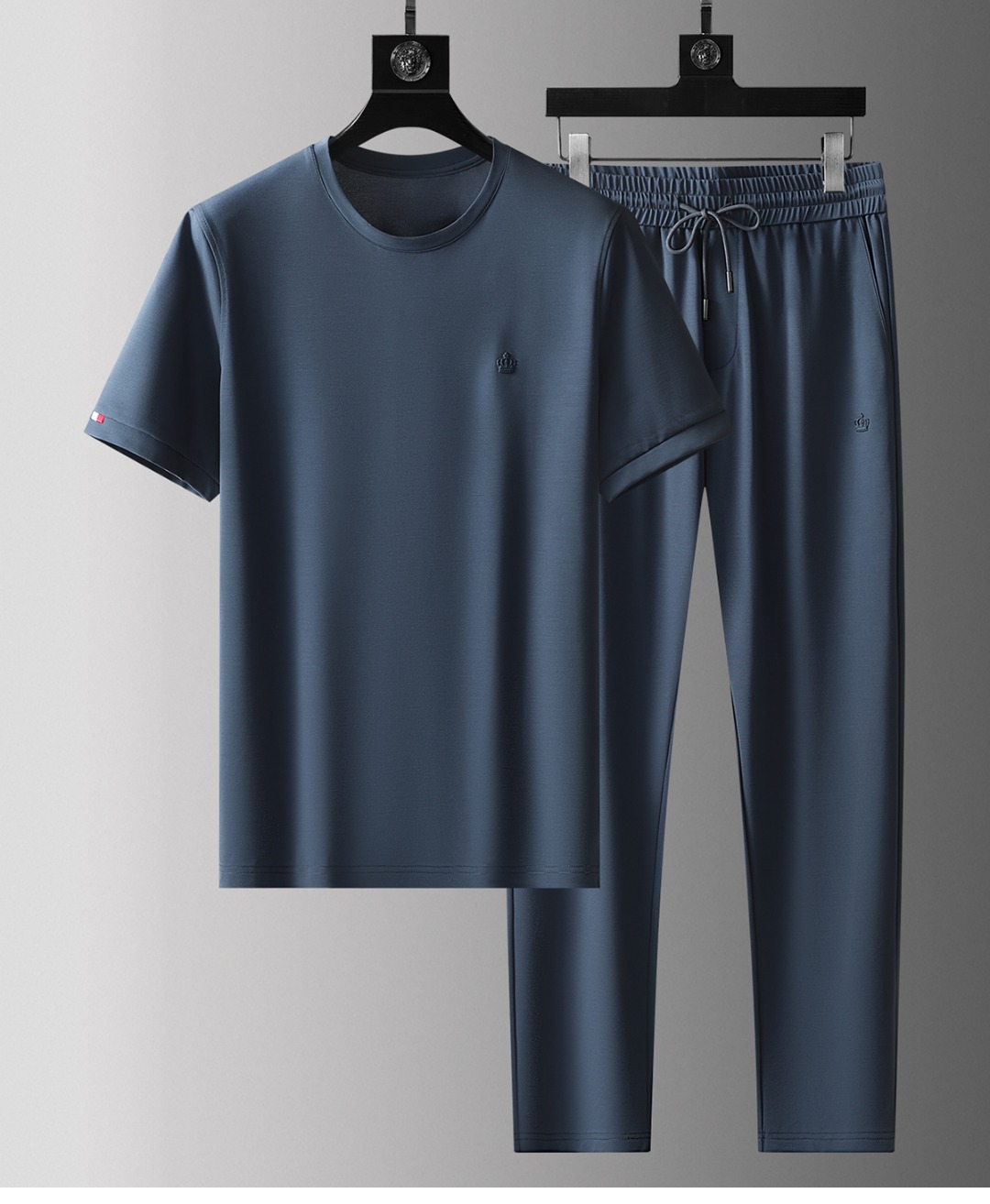 NO:142839,D*G 2025SS Spring and Summer New Products Classic Crown Short-Sleeve Set Trading Company Channel Products, High-end Rare Limited Edition Tasting Beauty, 25 Spring and Summer New Products, Exclusive Star-rated Products!  The most popular items in the fashion industry are one of the most popular must-have stunners for fashion celebrities. They have a very high shaping field and can be compatible with various types of equipment!  The overall style is full of style, slim type, invincible upper body effect, cool and elegant, the same style as men and women!  Wide style compatibility, it is an excellent tool for the transition season shaping, and it is the best collection of out-of-print M-4XL, T-shirt, alexander wang19860909D*G 2025SS春夏新品 经典皇冠短袖套装 贸易公司渠道货,高端稀有限量品鉴尤物,25春夏新品,独家明星级单品！ 在时装圈人气极为火热的单品,是时尚大咖们最炙手可热扭造型的必入尤物之一,塑造性领域极高,可以兼容各种类型的装备！ 整体的风格腔调十足,修身的类型,上身效果无敌,酷帅且雅痞,男女同款系列！风格兼容性广泛,属于过渡季拗造型的极佳利器,绝版珍藏极品 M-4XL,,T-shirt,alexander wang,Men's clothing