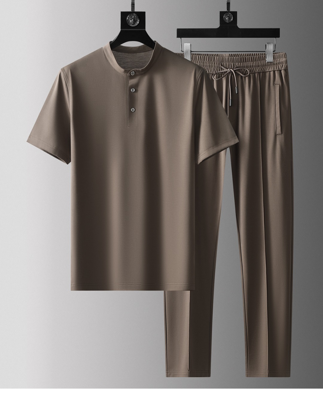 NO:131017,Zeg** Henry Lengtian Silk Cotton Business Short Sleeve Set High-end Fabric!  Exclusive first new product, new experience, three-dimensional tailoring of the counter fabric, delicate and soft, comfortable and breathable, big brand style, luxury and atmospheric, texture only imported from Italy, versatile style, not picky to wear, meticulous workmanship, no pressure to go in and out of the counter, absolutely worth a piece of good product M-4XL,, T-shirt, alexander wang19860909杰*亚 (Zeg**) 亨利领天丝棉商务短袖套装 高端面料！独家首发新品 全新体验 专柜面料立体剪裁 手感细腻柔软 上身舒适透气 大牌风范 奢华大气 进口意大利定制才有的质感 百搭款式 穿着不挑人 ,做工精细一丝不苟 ,出入专柜无压力 绝对值得人手一件的好货 M-4XL,,T-shirt,alexander wang,Men's clothing